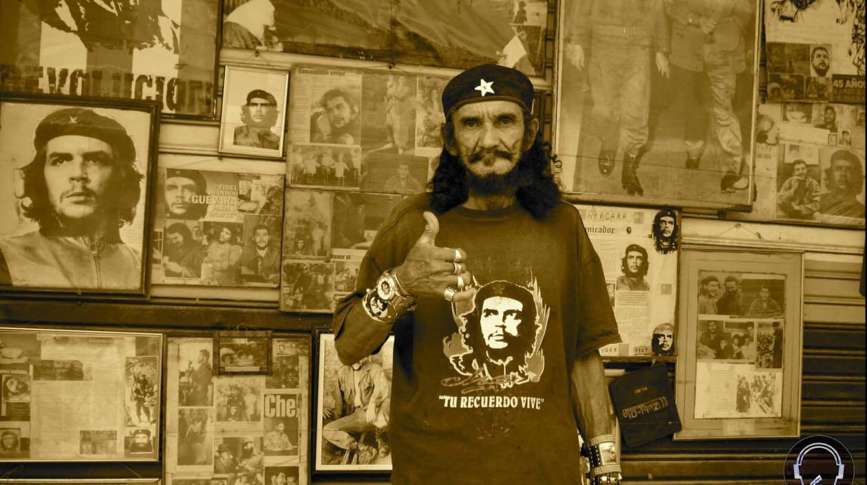 Capturan al ‘Che Guevara del Carnaval’ por portar prendas militares: ciudadanos piden liberación