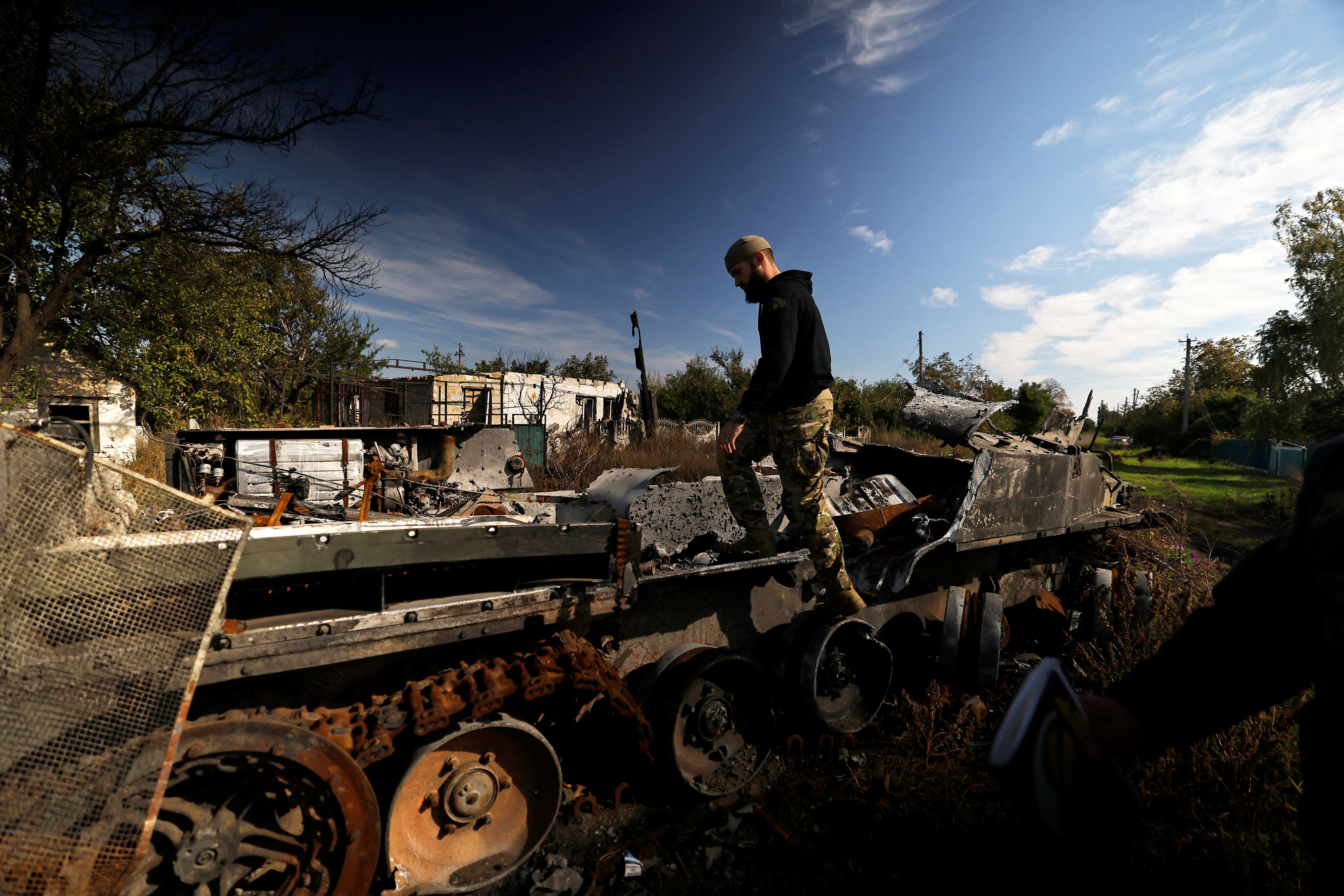 Un soldado ucraniano se encuentra sobre un tanque ruso, destruido por un misil ucraniano, en medio del ataque de Rusia a Ucrania, en Shakhtarsk, región de Donetsk, Ucrania 8 de octubre de 2022 (Reuters)