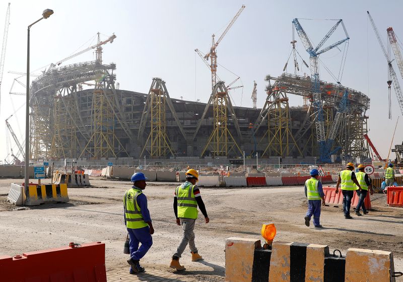 Trabajadores extranjeros en el sitio de construcción del estadio Lusail en Doha, Qatar. REUTERS/Kai Pfaffenbach.