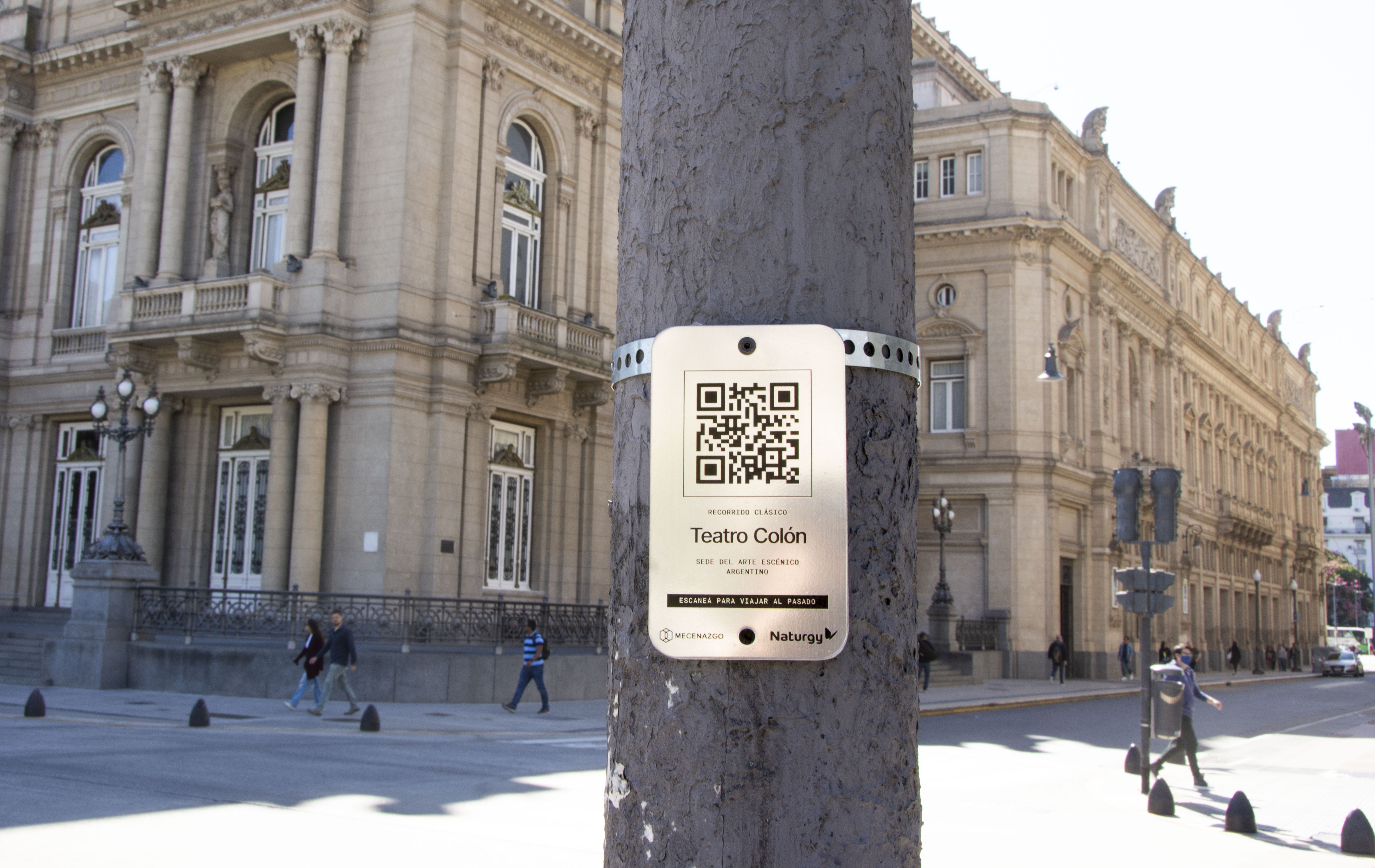 Una de las placas con el código QR: aún en esta foto, si se escanea, se podrán ver imágenes de Buenos Aires de hace un siglo