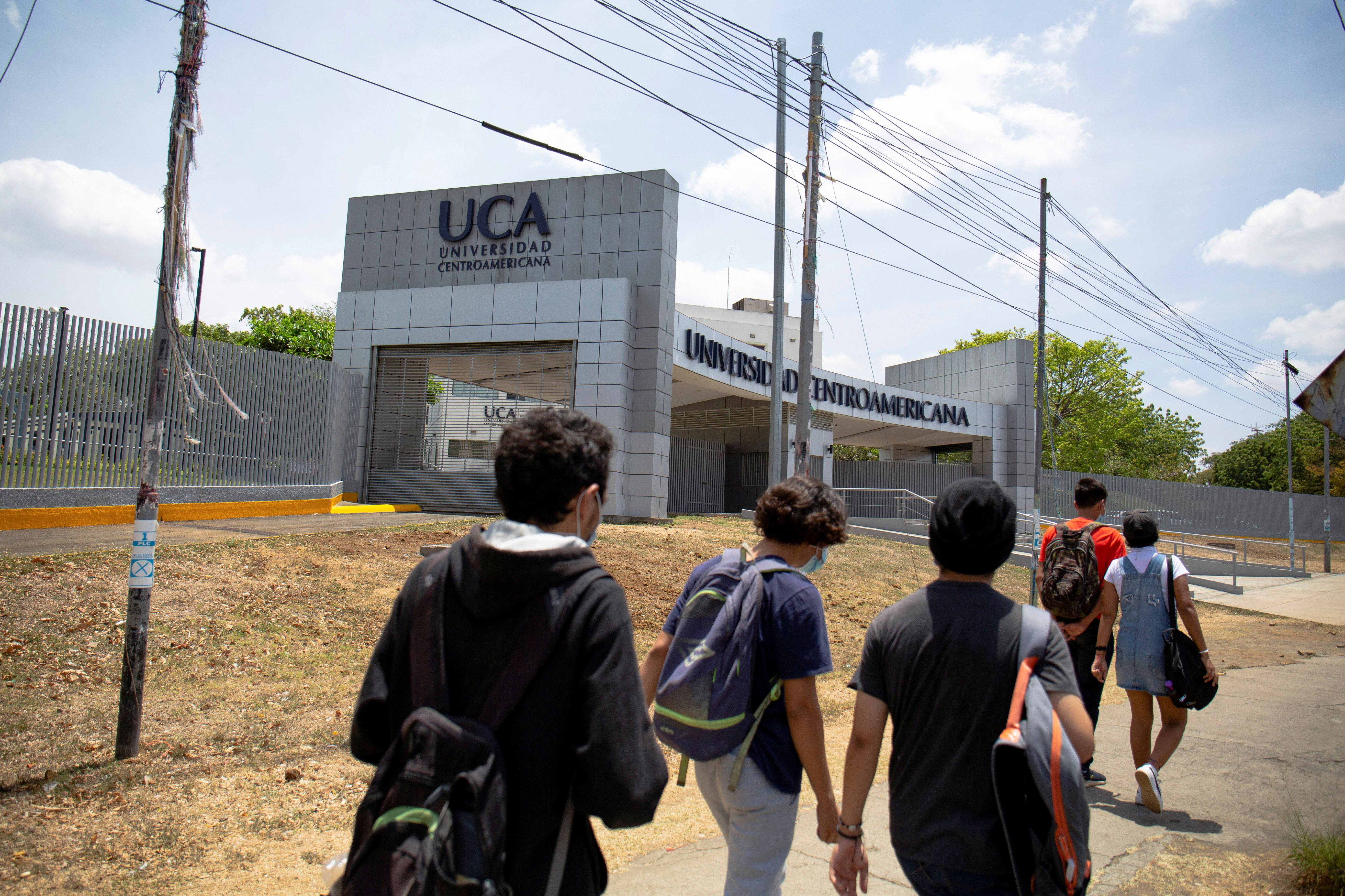 Estudiantes caminan hacia la Universidad Centroamericana (UCA) en Managua, Nicaragua, este 31 de marzo de 2022 (REUTERS/Maynor Valenzuela)