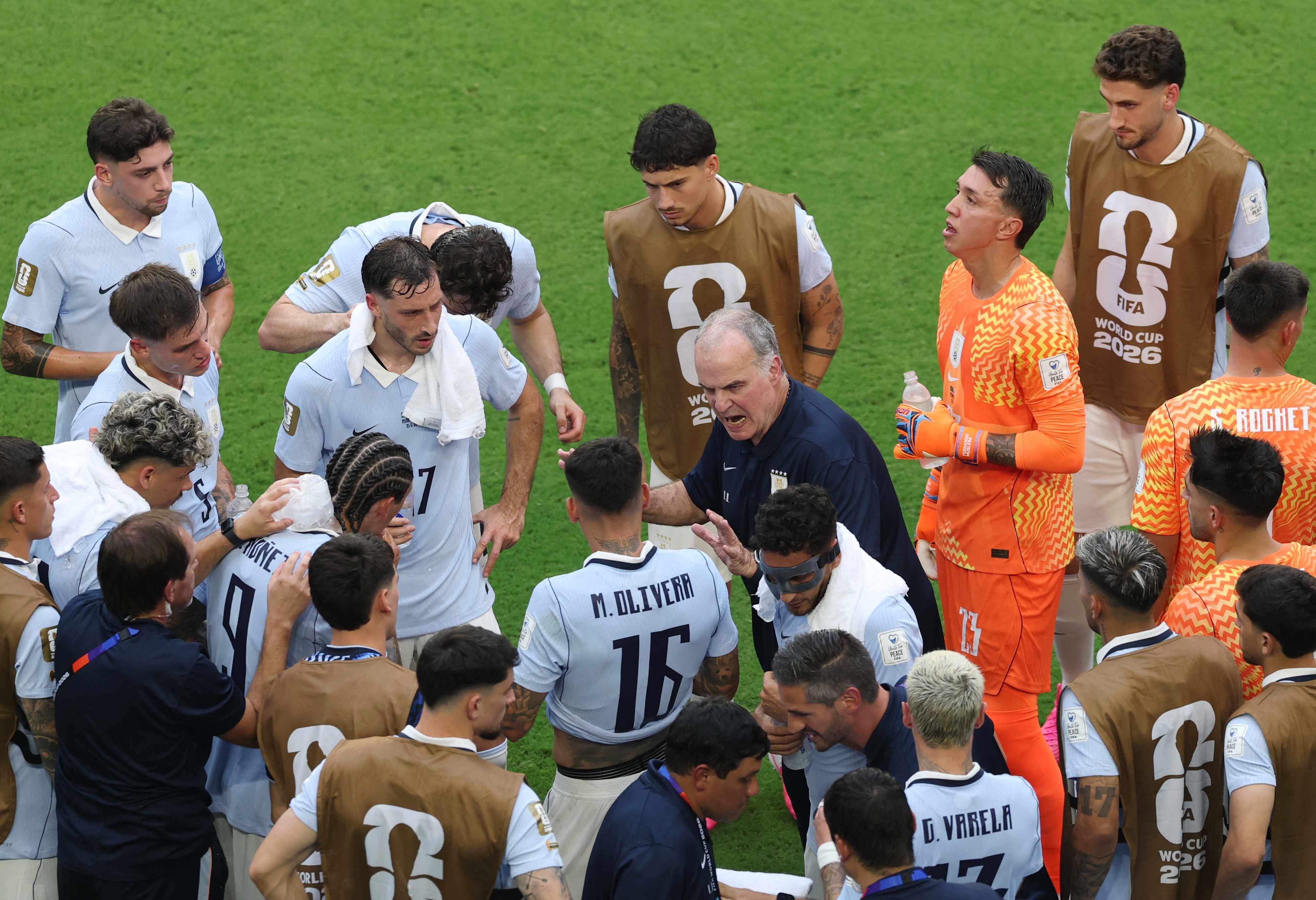 Bielsa acus&oacute; a los referentes de Uruguay en una tensa charla &iacute;ntima: la dolorosa frase con la que se despidi&oacute; del Mundial 2026
