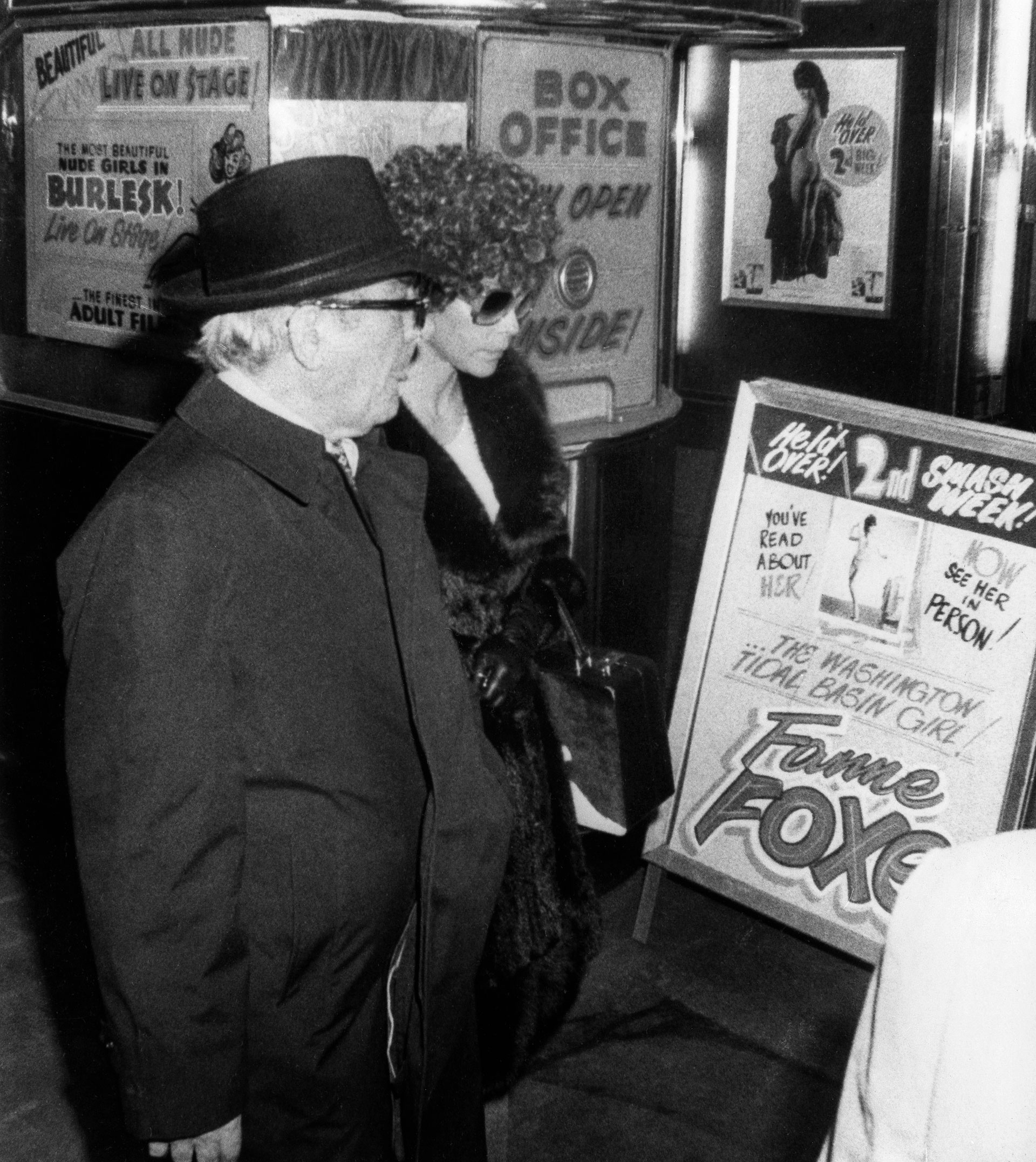 Wilbur Mills con Fanne Foxe, en la puerta de una sala de Boston donde ella hacía uno de sus shows [1.° de diciembre de 1974]