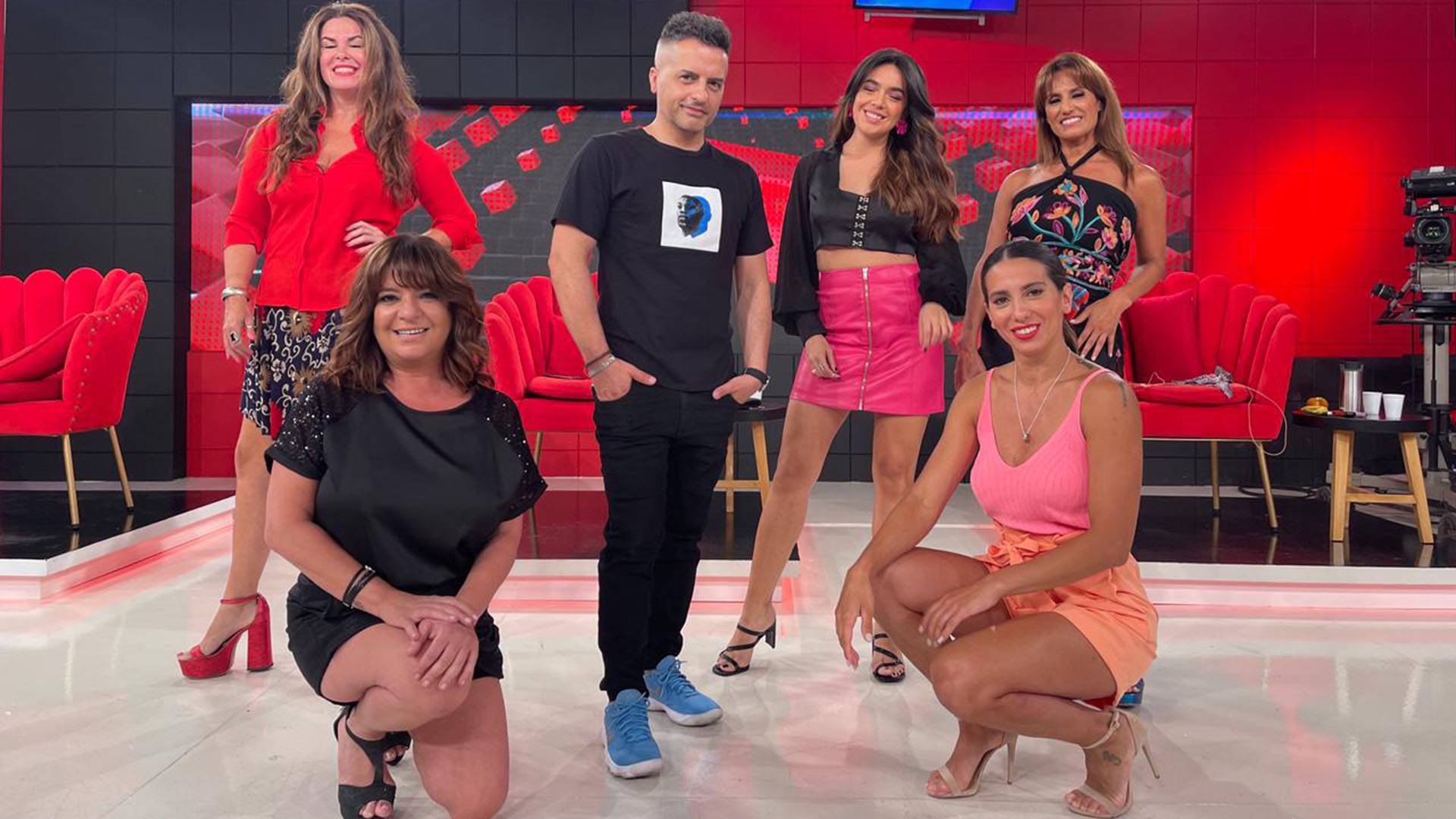 Ángel junto a Andrea Taboada, Cintia Fernández, Andrea Bisso, Ángela Leiva y Nancy Duré en la última emisión de LAM