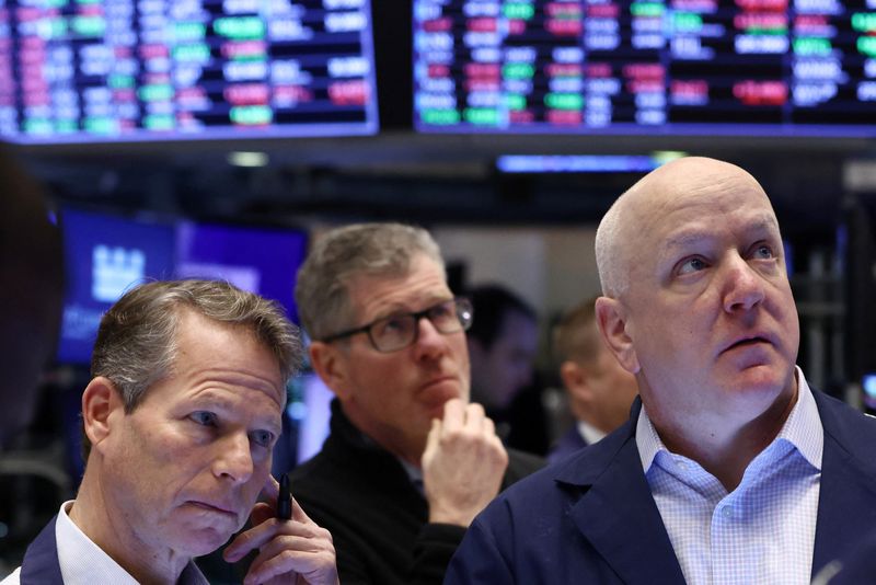Operadores trabajan en el piso de la Bolsa de Valores de Nueva York (REUTERS/Andrew Kelly)