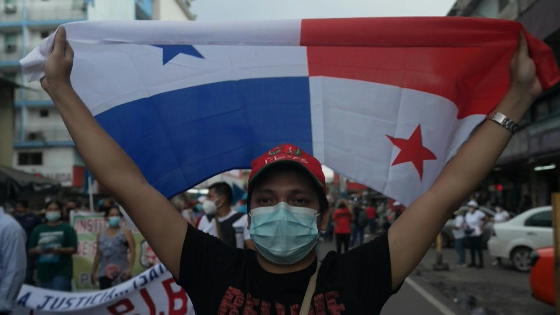 Miles de personas protestaron nuevamente en Panamá para exigir al gobierno medidas contra la inflación y la corrupción, pese al anuncio del presidente panameño, Laurentino Cortizo, de bajar el precio de los combustibles y algunos alimentos (AFP)