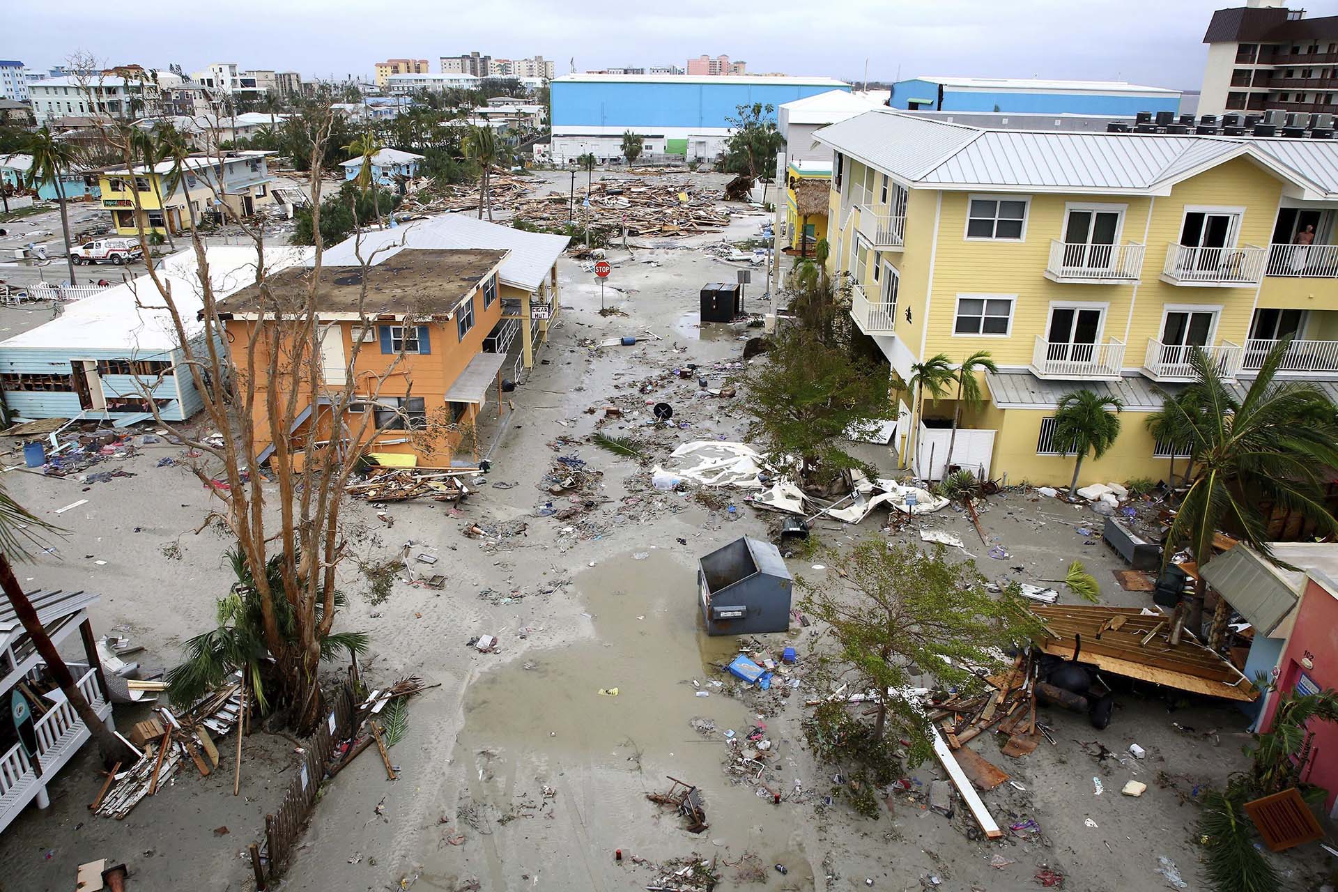 Se observan daños en viviendas y negocios en Fort Myers Beach, Florida, el jueves 29 de septiembre de 2022, luego del huracán Ian.(Douglas R. Clifford/Tampa Bay Times via AP)