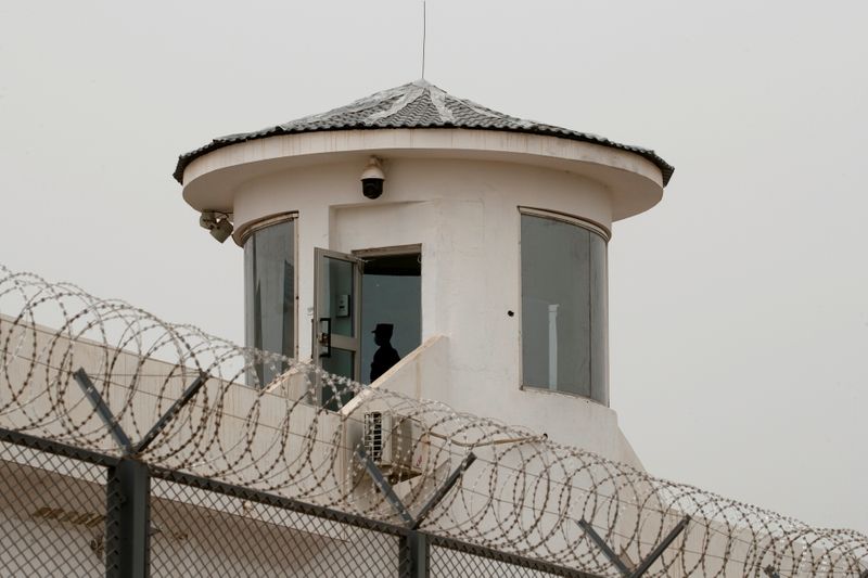 Un guardia en una torre de vigilancia de la prisión de Kashgar en Kashgar, Región Autónoma Uigur de Xinjiang, China, 3 de mayo de 2021. REUTERS/Thomas Peter