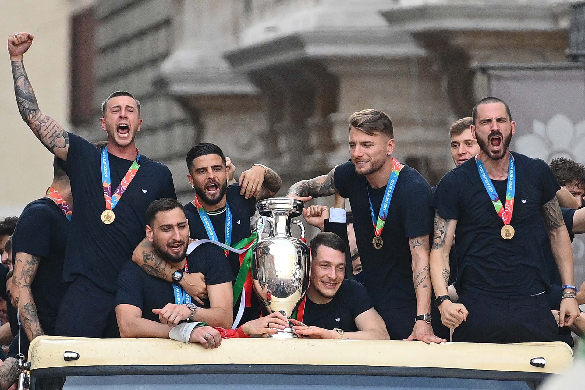 El equipo de Italia había aterrizado de regreso en Roma temprano el lunes por la mañana, con el capitán Giorgio Chiellini y el entrenador Roberto Mancini levantando el reluciente trofeo en alto al bajar del avión
