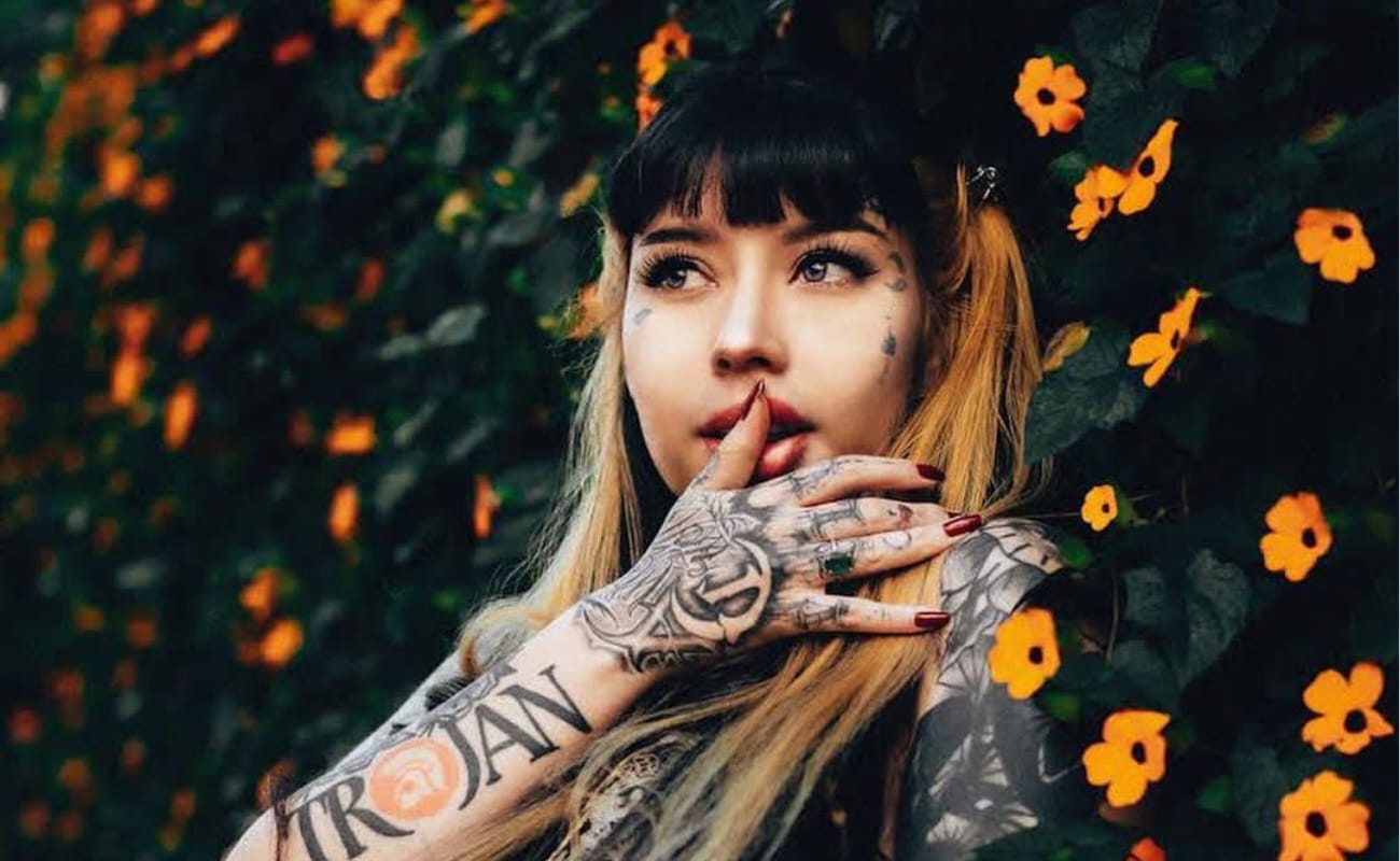 Tatuadora es acosada por vecinas religiosas en Bogotá: le echan sal y agua  bendita - Infobae