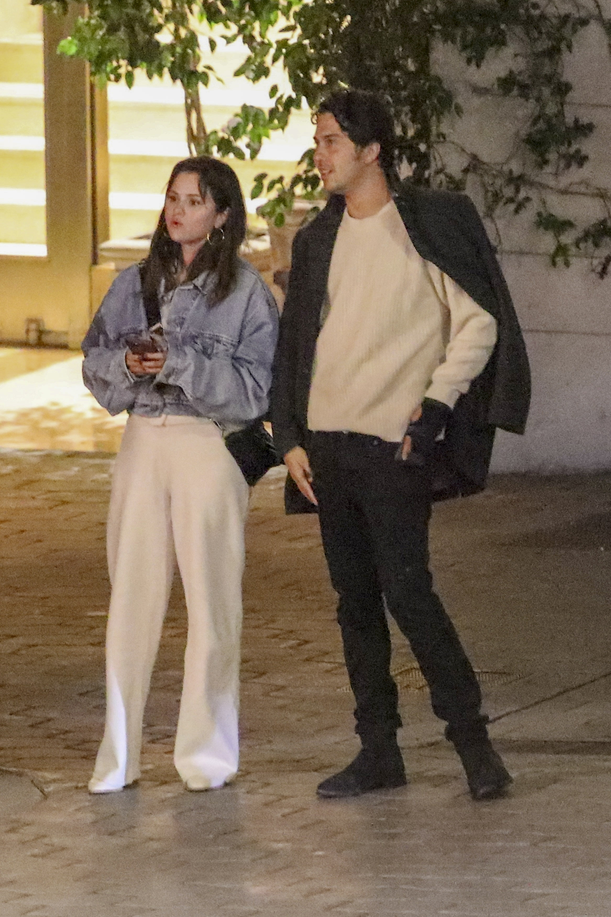 Selena Gomez fue fotografiada cuando salía del Sunset Tower Hotel, en  West Hollywood, acompañada por Nat Wolff. Lucía una remera y un pantalón blanco ancho con una campera de jean y una bandolera negra (Fotos: The Grosby Group)