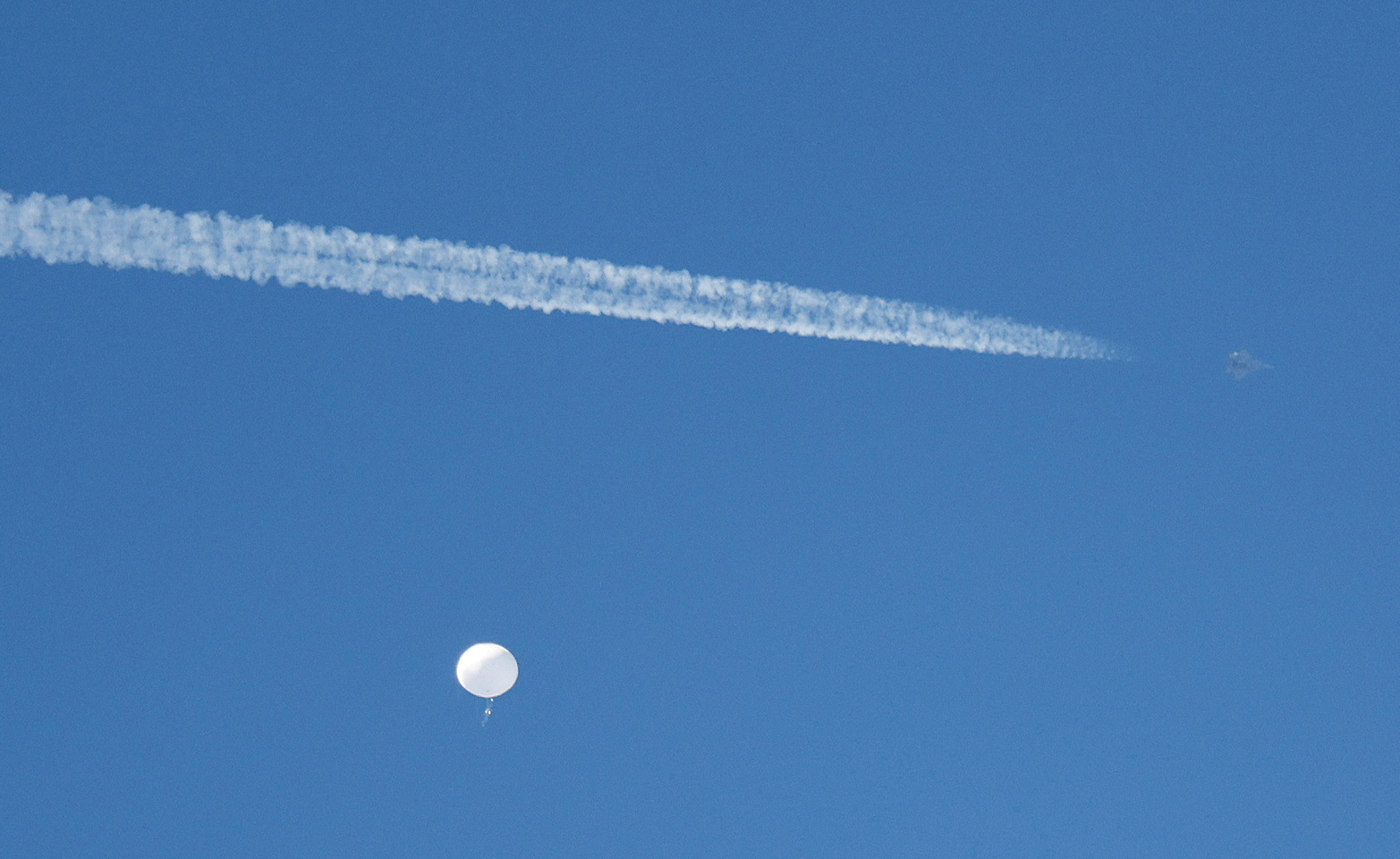 Un jet vuela junto al globo (REUTERS/Randall Hill)