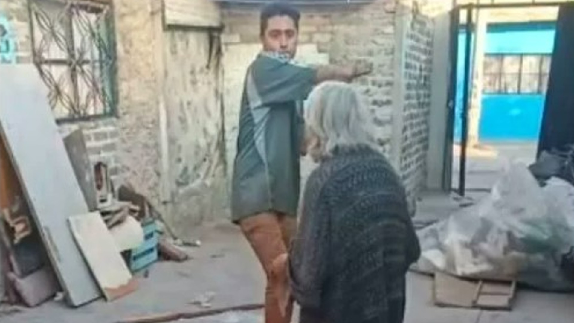 Hombre golpeó a mujer mayor en Ecatepec (Captura de pantalla)