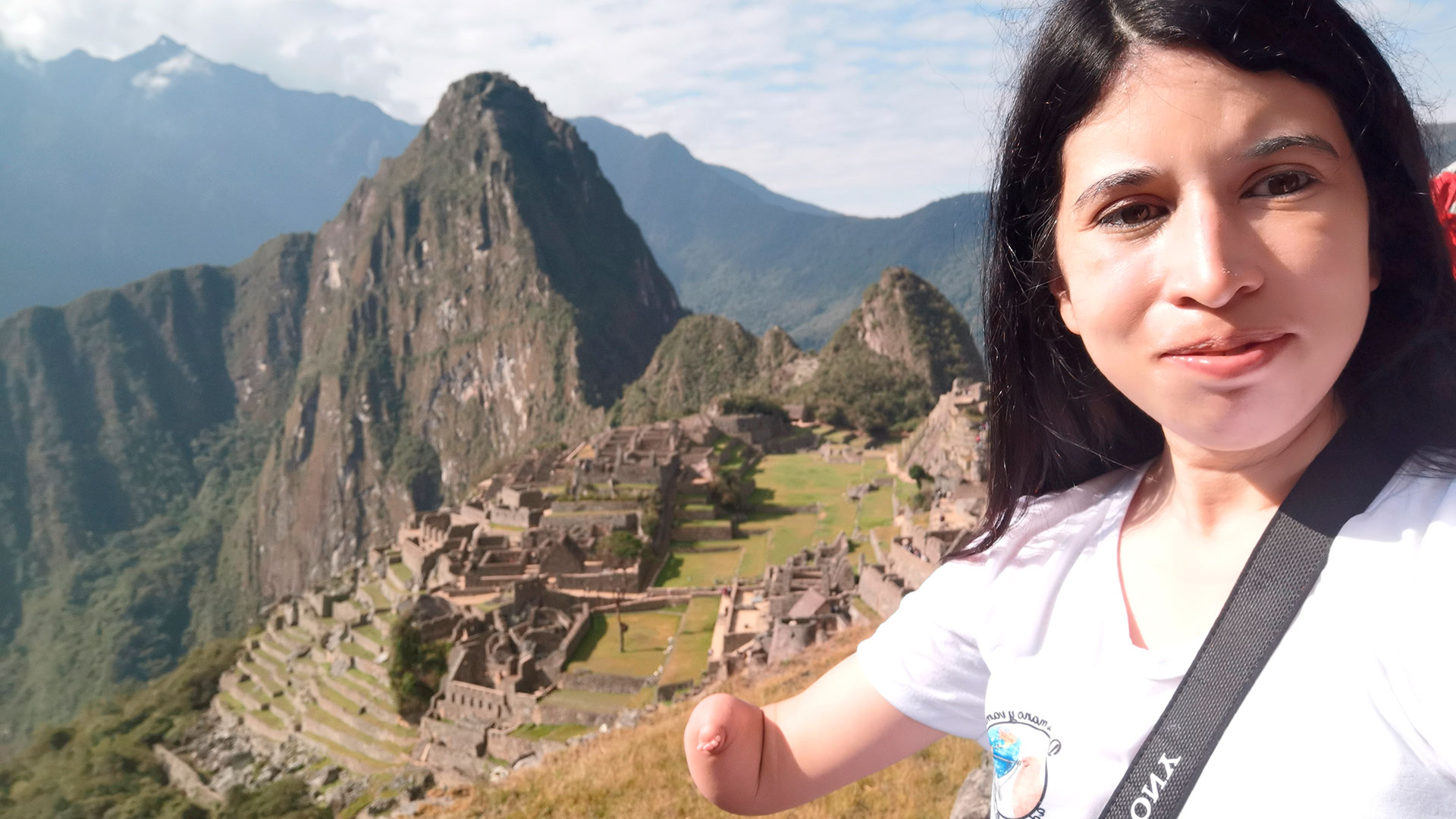 Florencia Luggren en un viaje a Macchu Pichu, Perú. “Yo no pienso en tener las dos manos. Pienso en viajar por el mundo, en hacer otras cosas, y esas cosas no tienen que ver con mi mano”, cuenta