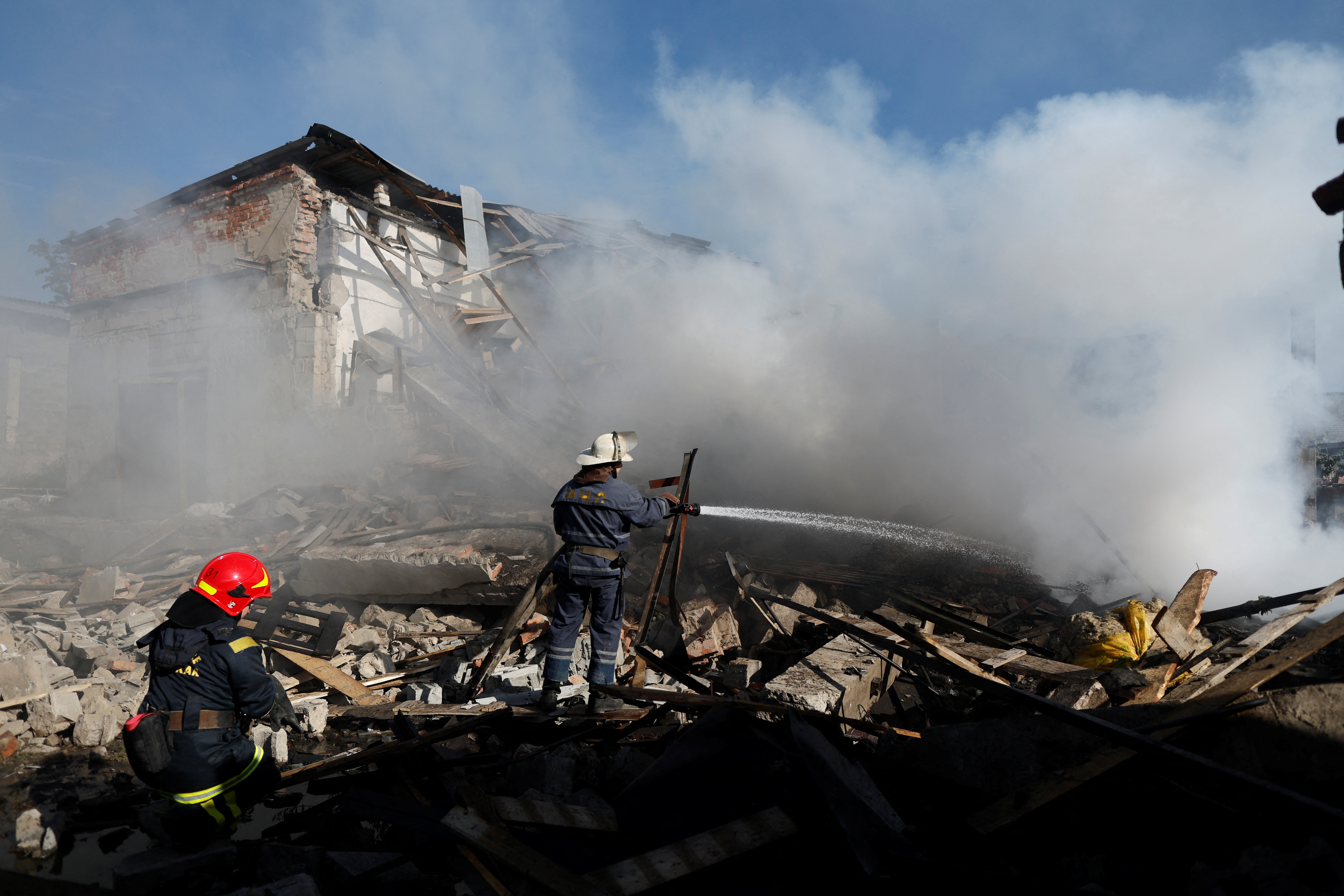 Bomberos apagan el fuego tras un bombardeo en Kramatorsk (Reuters/Ammar Awad/Archivo)