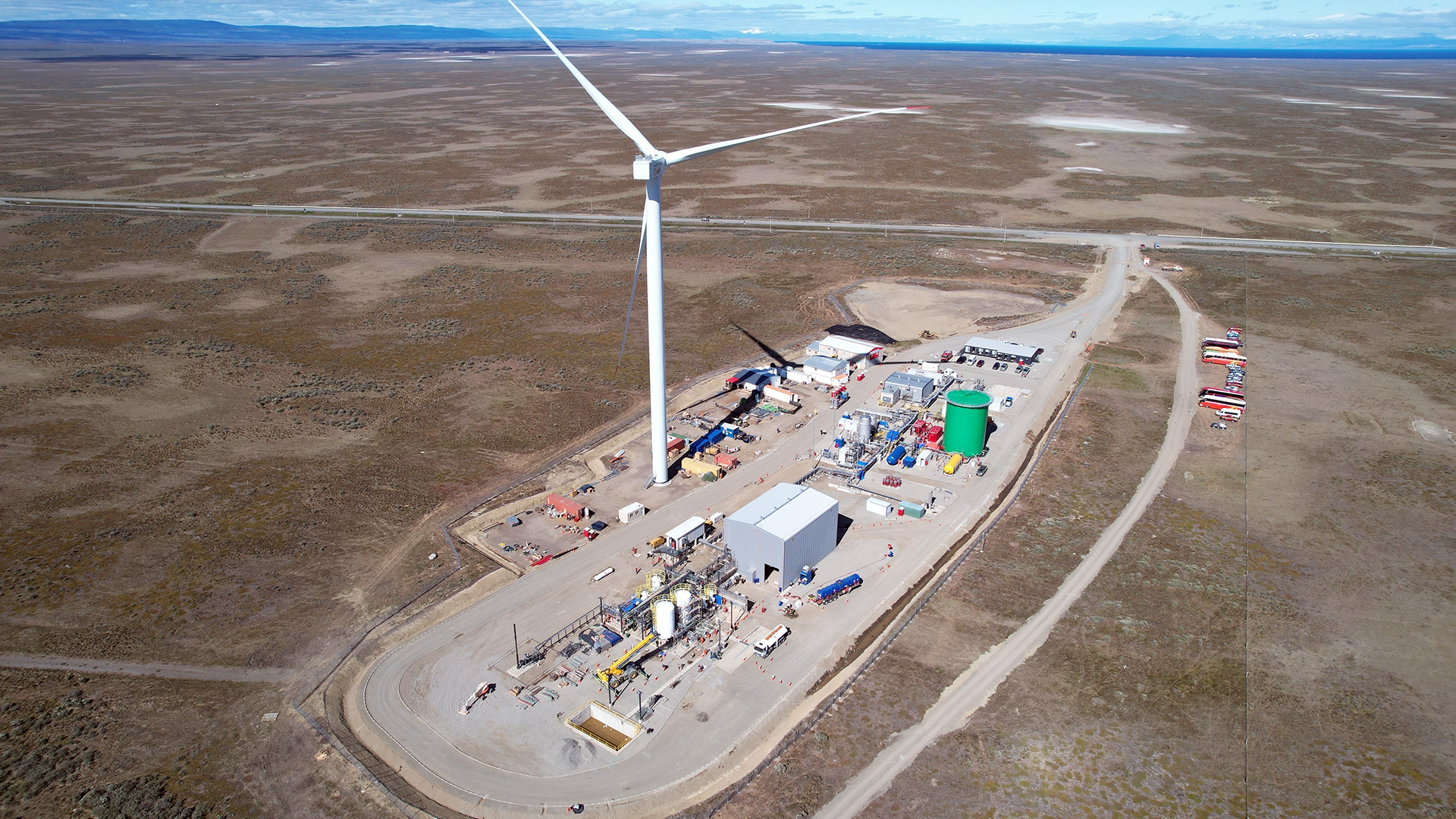 La planta está en medio de una extensión plana, en la que el viento sopla con intensidad unos 270 días al año