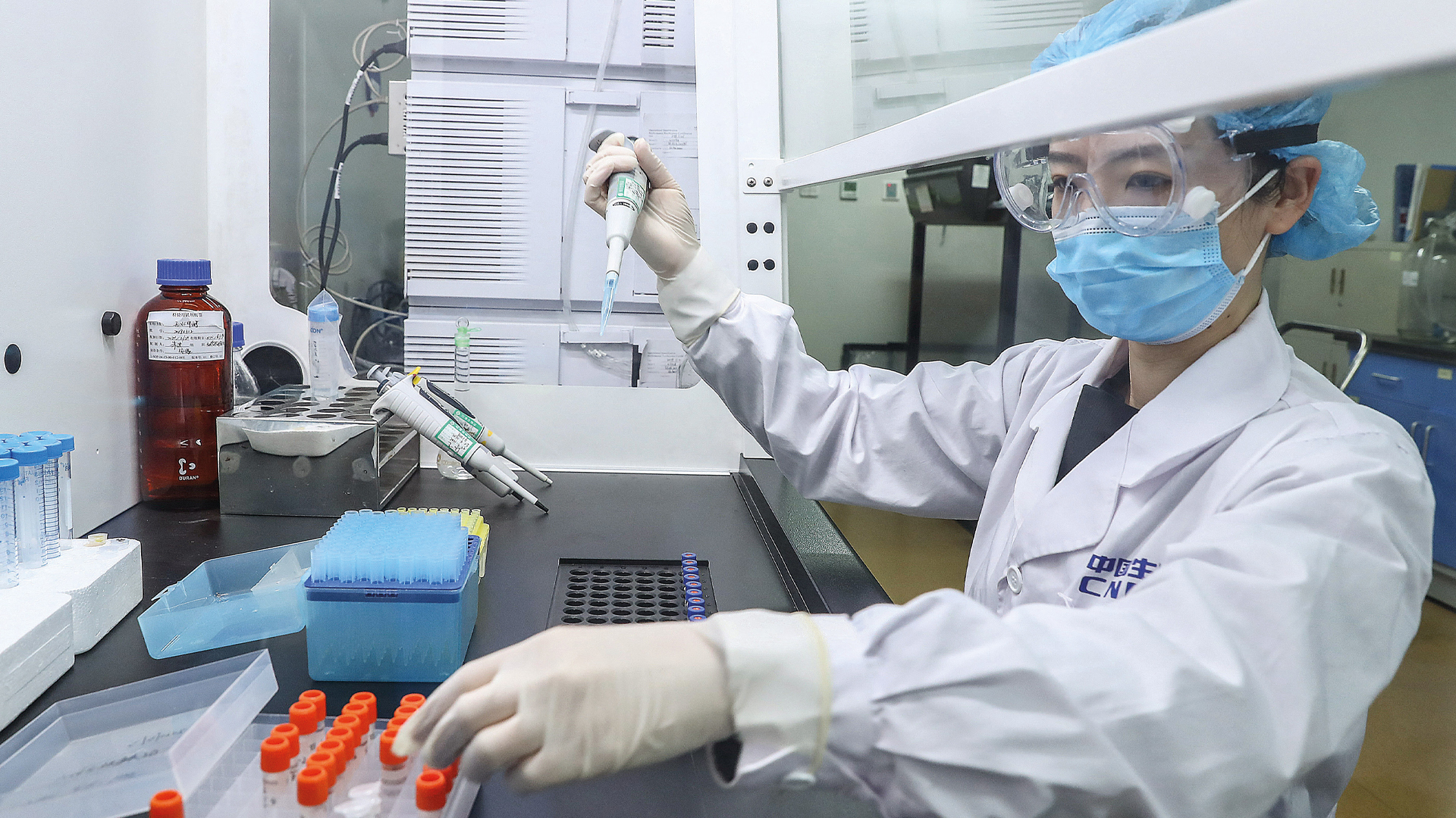 La vacuna Sinopharm desarrollada por el instituto de productos biológico de Beijing es de virus inactivado y tiene una eficacia del 79,34 %. Foto: AFP.