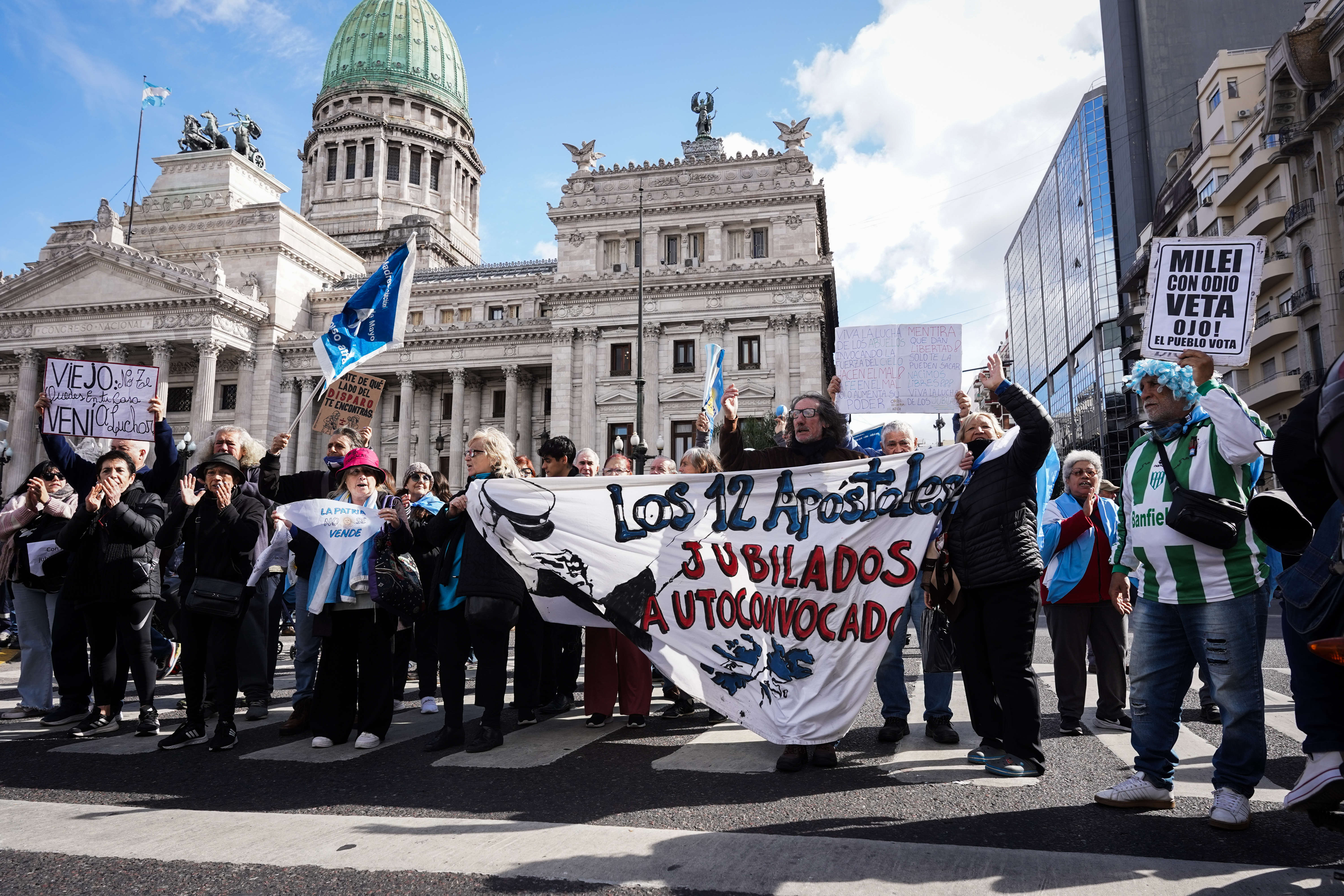 Nuevo miércoles de marcha: los jubilados y organizaciones sindicales volvieron a concentrarse en el Congreso