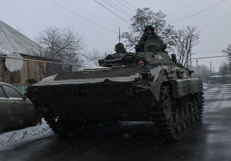 Miembros de las fuerzas armadas ucranianas montan en un vehículo de combate de infantería BMP-2 (REUTERS/Yevhen Titov)