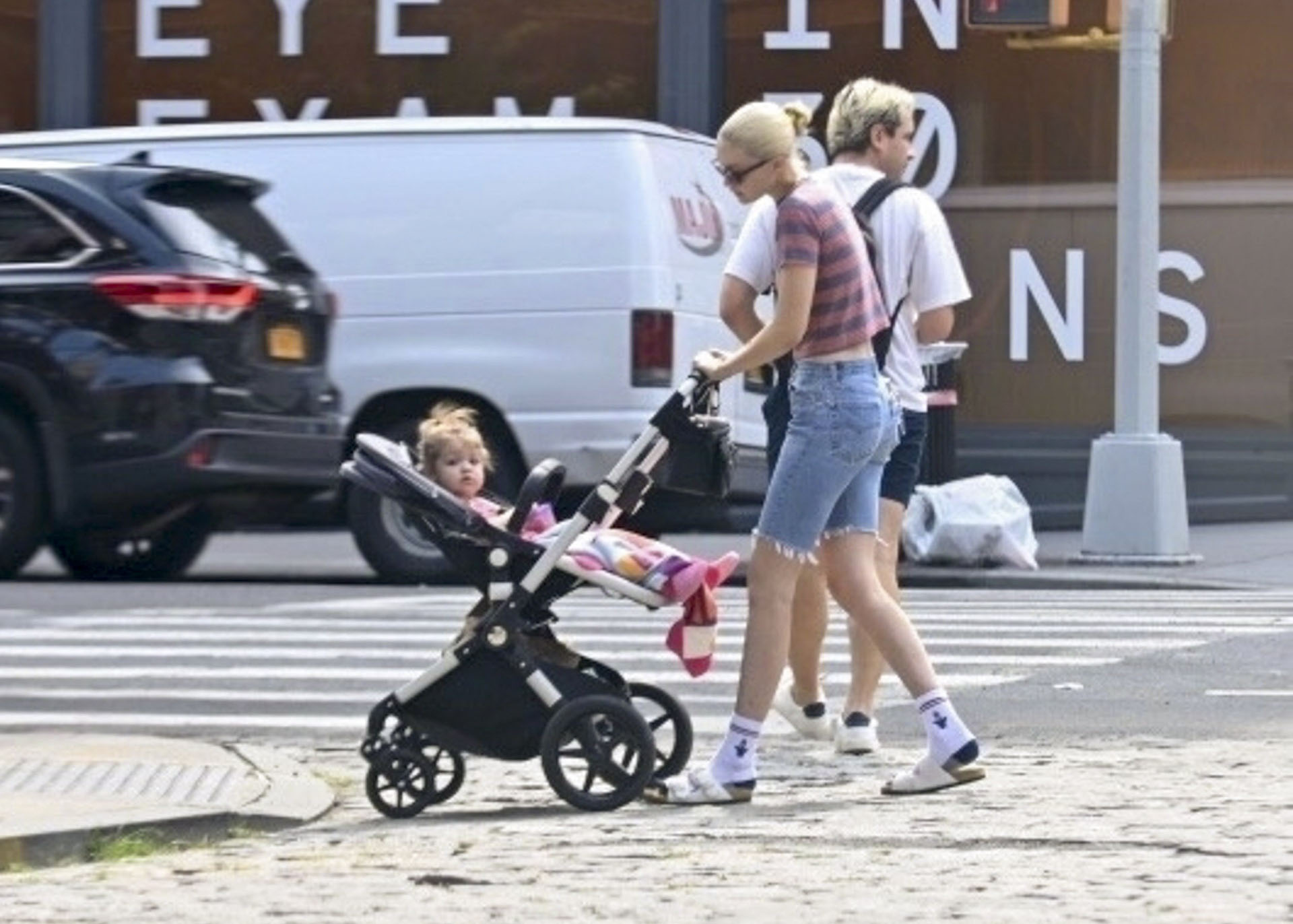 Gigi Hadid fue fotografiada mientras daba un paseo con su hija Khai por las calles de Nueva York. Lució un short de jean y una remera estampada