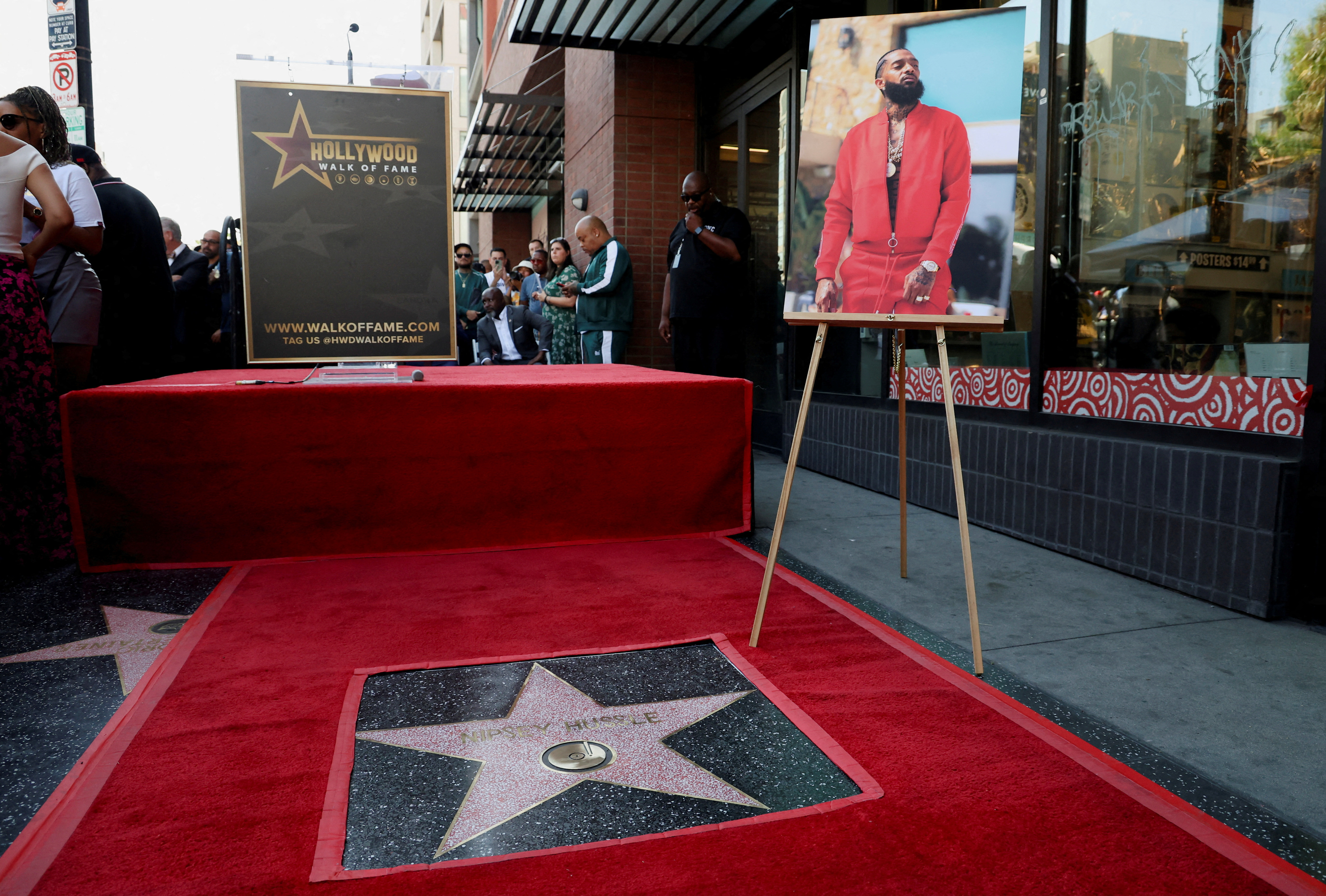Foto de archivo: Un retrato de Nipsey Hussle junto a su estrella en el Paseo de la Fama de Hollywood en Los Ángeles, California, al ser honrado póstumamente el 15 de agosto de 2022 (REUTERS/Mario Anzuoni)