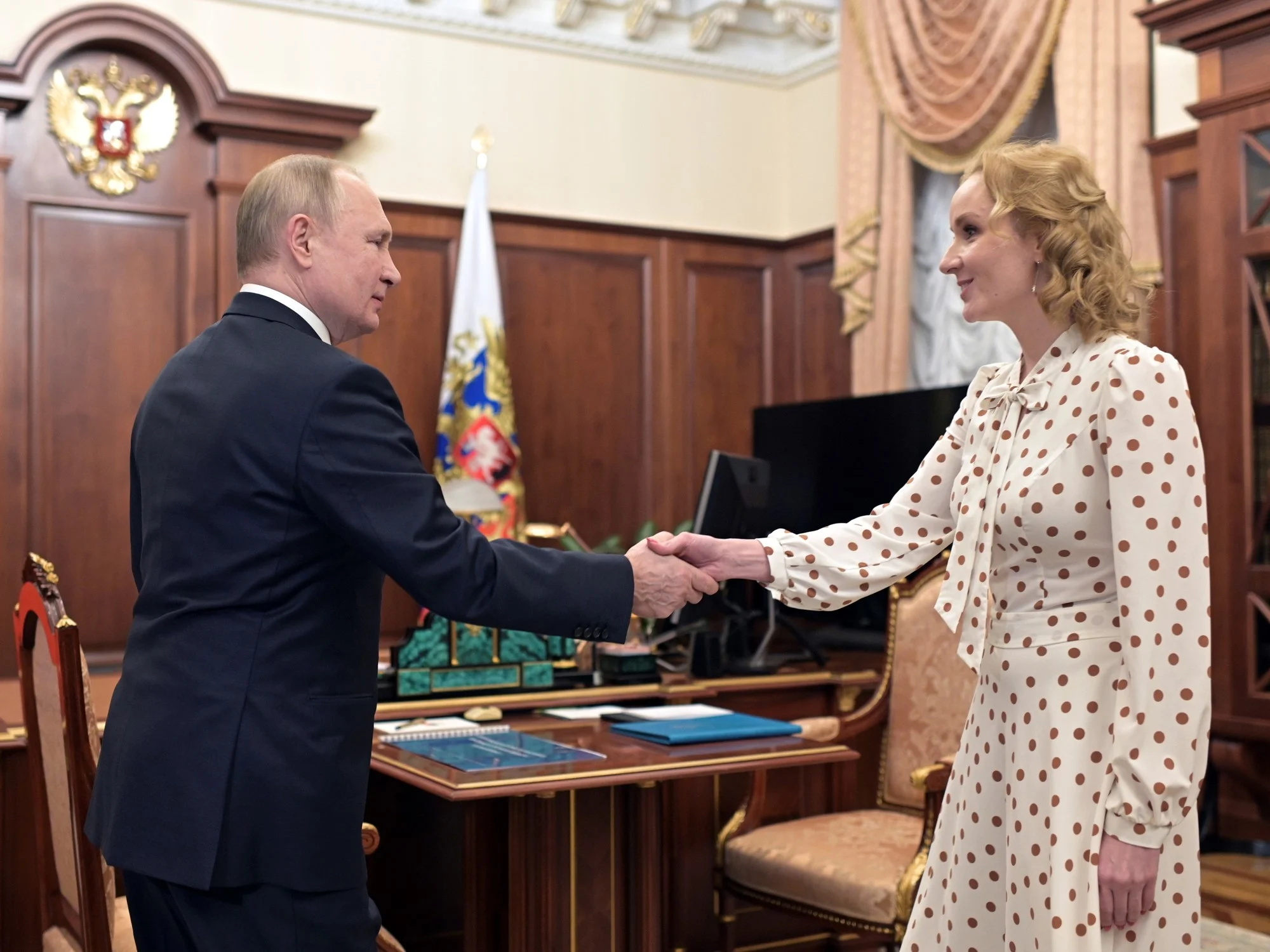 Maria Lvova-Belova en un encuentro con Vladimir Putin. El presidente ruso firmó un decreto en mayo de 2022 para facilitar la concesión de la ciudadanía rusa a los menores trasladados.

