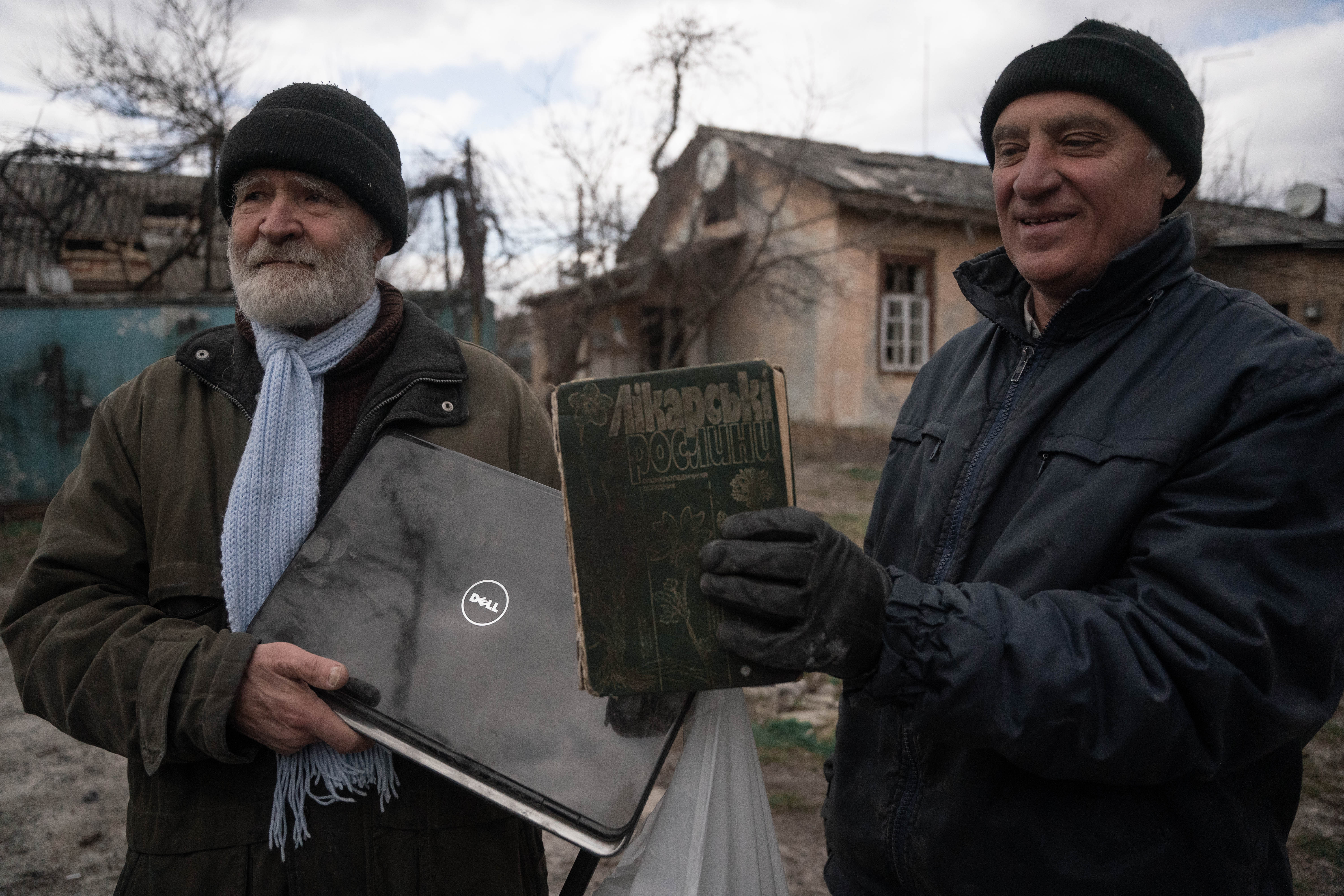 Valerii, de 84 años, regresó a su casa destruida para rescatar su computadora y un libro con recetario de hierbas medicinales. "Es el mejor libro de Ucrania", dice.