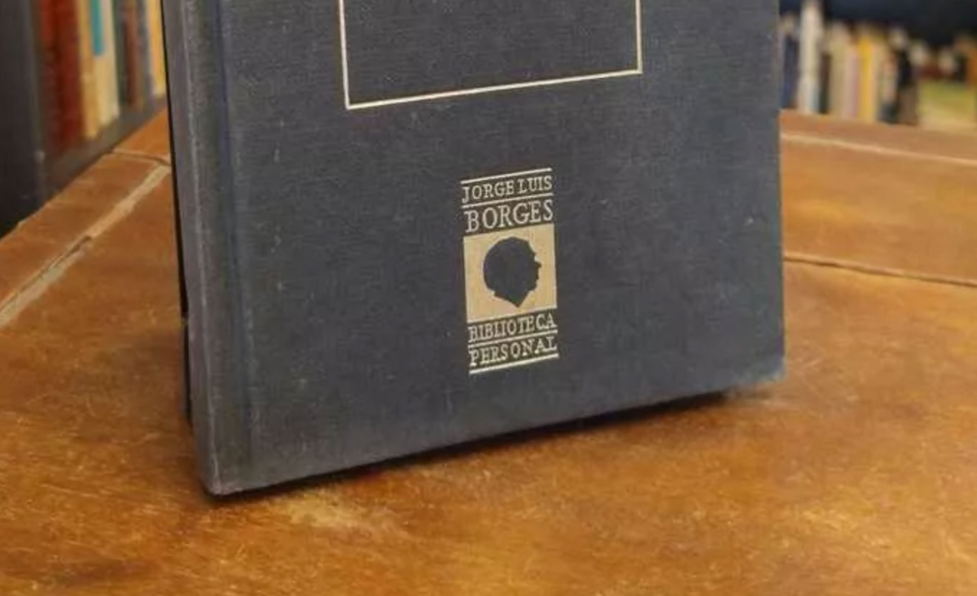 El sello distintivo de la edición de Hyspamerica, con las letras y el perfil de Borges en dorado.