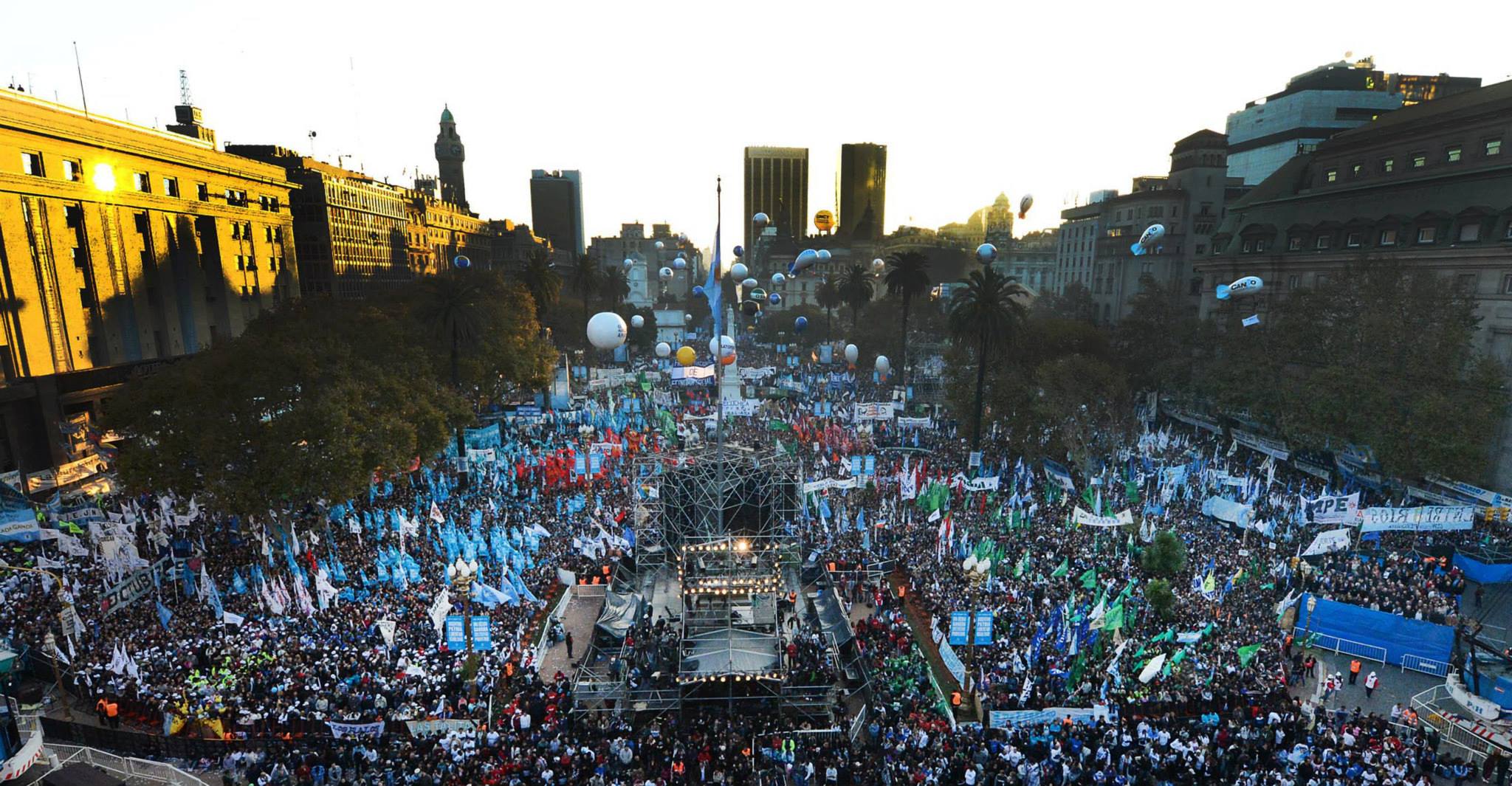 El 25 de mayo de 2013 Cristina Kirchner habló de 700 mil personas en la Plaza de Mayo, reunidas por organizaciones políticas, movimientos sociales, entidades de Derechos Humanos y mortales comunes