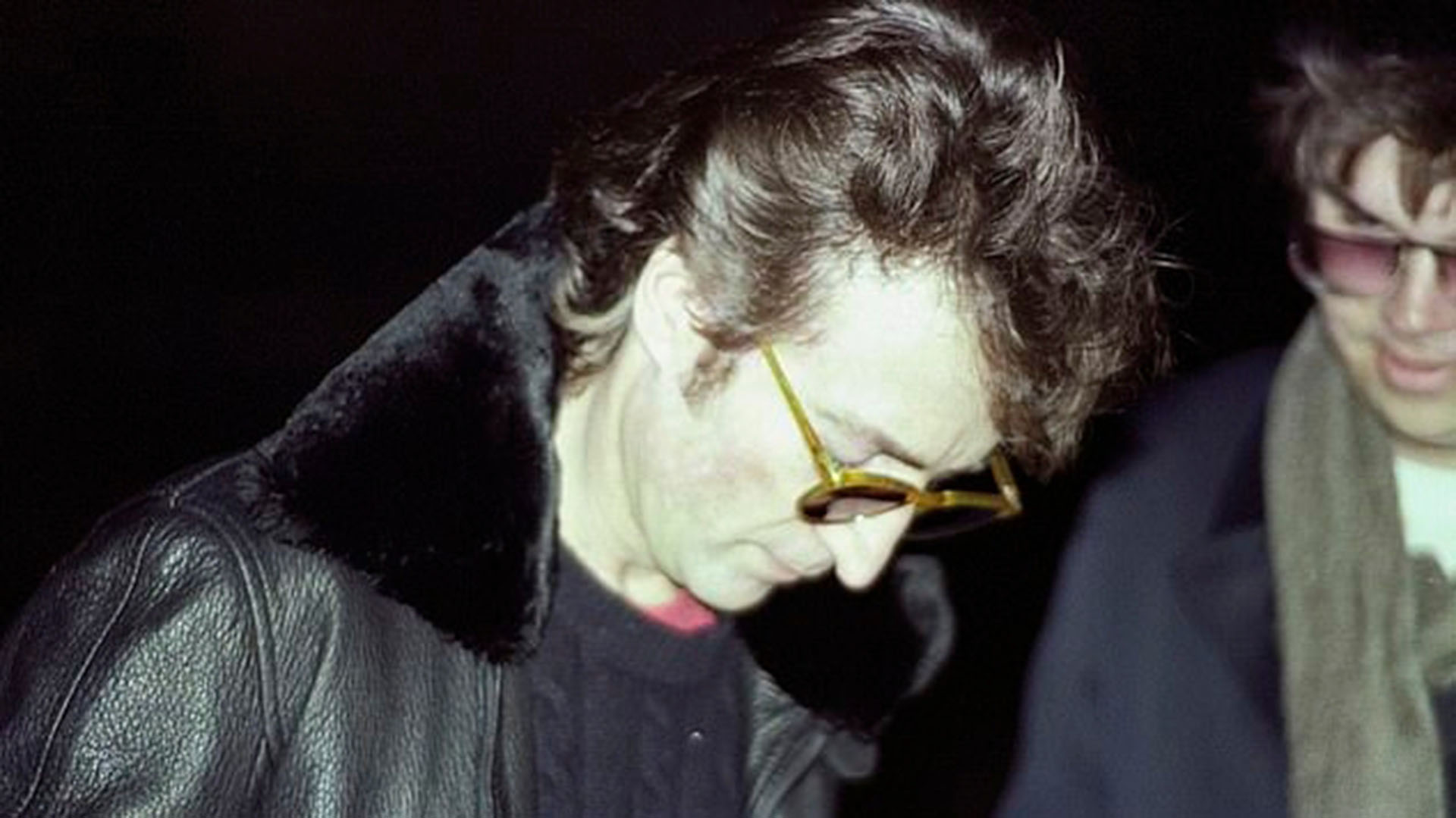 El fotógtafo amateur Paul Goresh sacó esa tarde una foto de Lennon cuando salía de su edificio hacia el estudio de grabación. En la imagen se ve el momento en que el Beatle autografía el LP para Mark David Chapman (Paul Goresh)