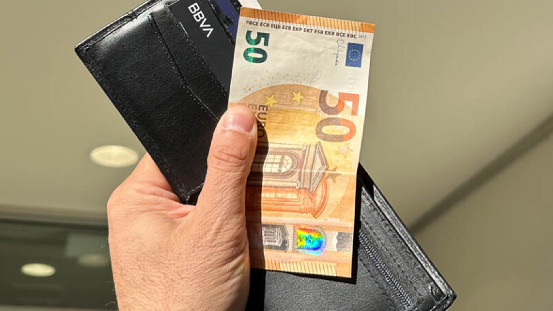 Sacó euros en un cajero automático de España con una tarjeta argentina y esto le cobraron