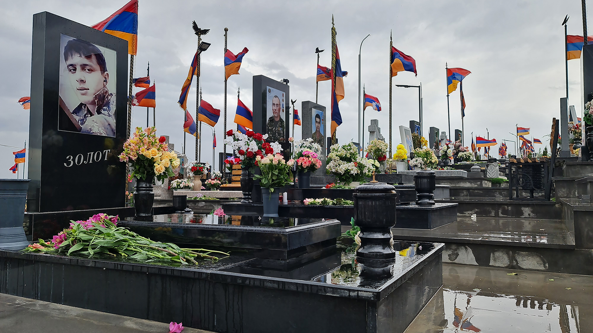 Muchas familias aprovechan esta fecha para ir al cementerio militar de Yerablur, donde se encuentran los restos de los caídos en las guerras de Nagorno Karabaj