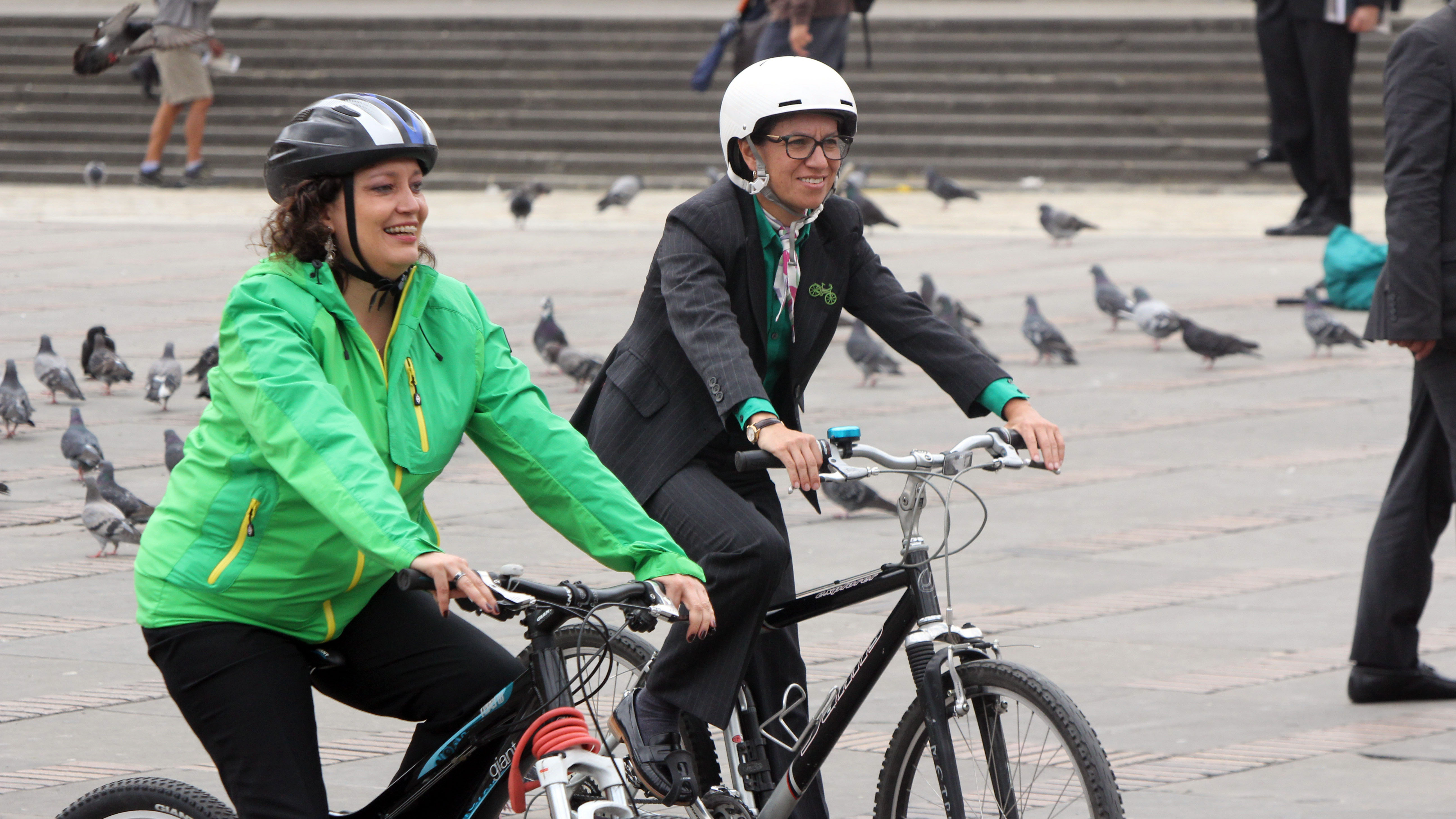 Alcaldesa Claudia López junto a su esposa, la senadora Angélica Lozano, montando bicicleta en Bogotá. Foto: Colprensa.
