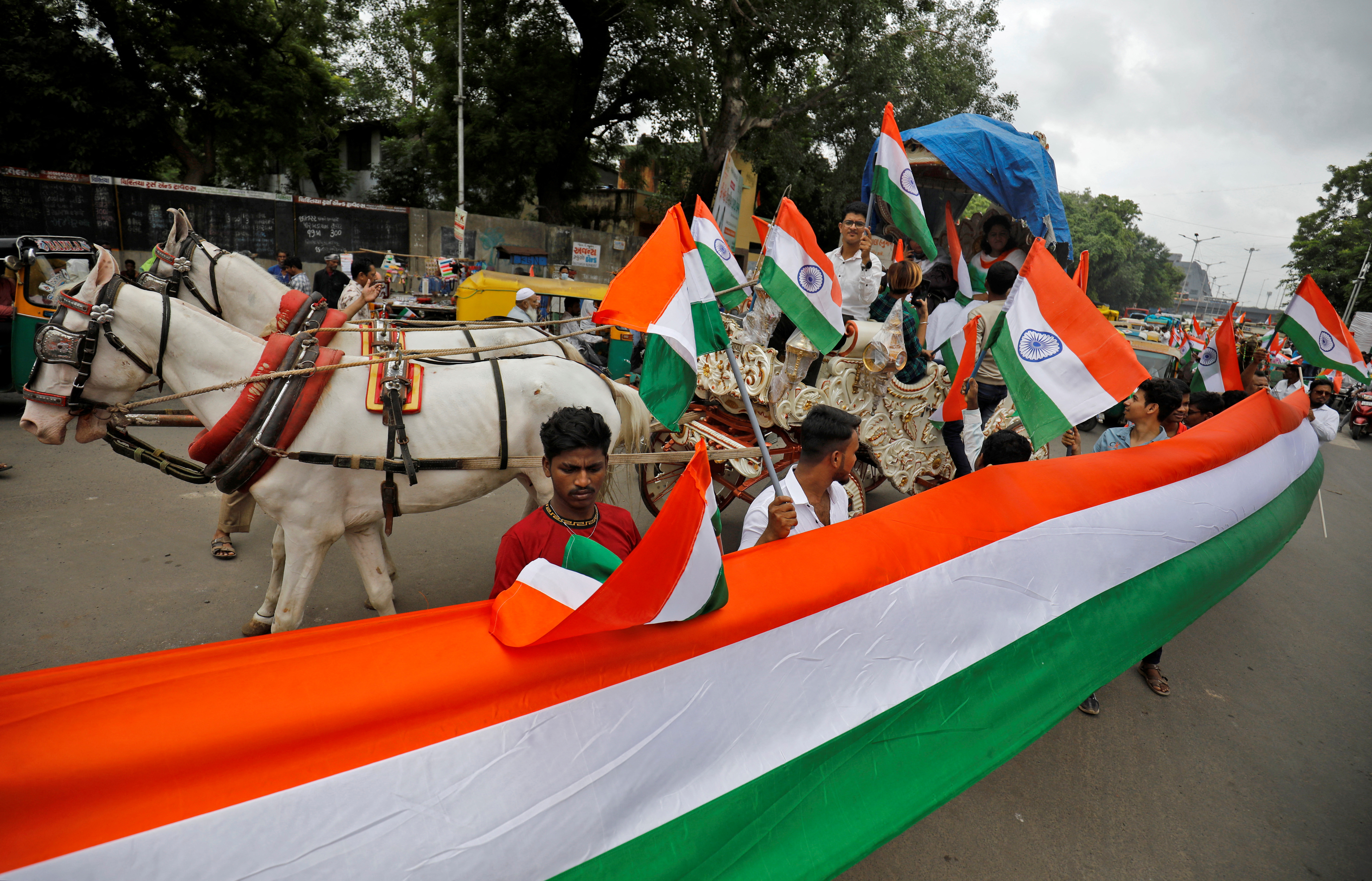 Personas celebran en las calles el aniversario de la independencia de la India. REUTERS/Amit Dave