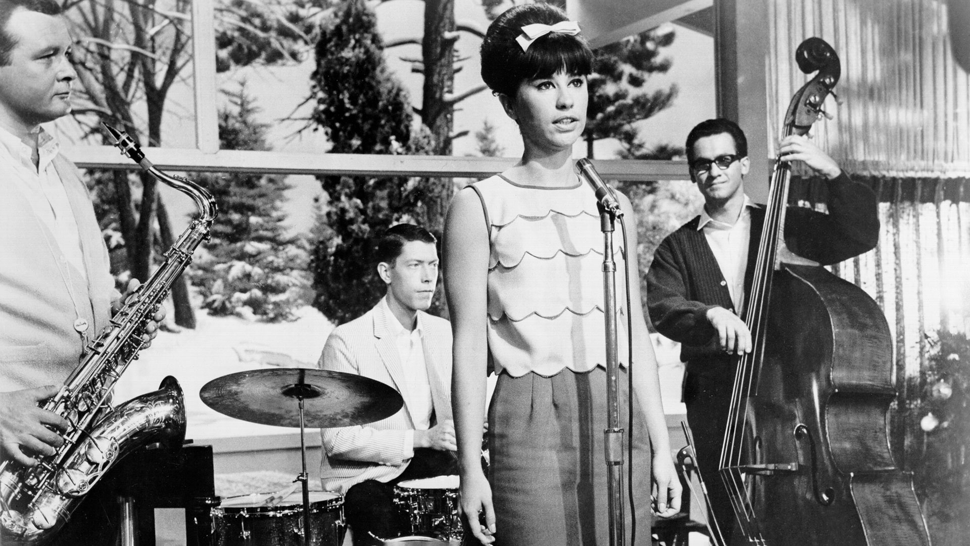 Stan Getz (izquierda) y Astrud Gilberto son los Go Go ambientados en una escena de la película 'Get Yourself A College Girl', 1964 (Michael Ochs Archives/Getty Images) 