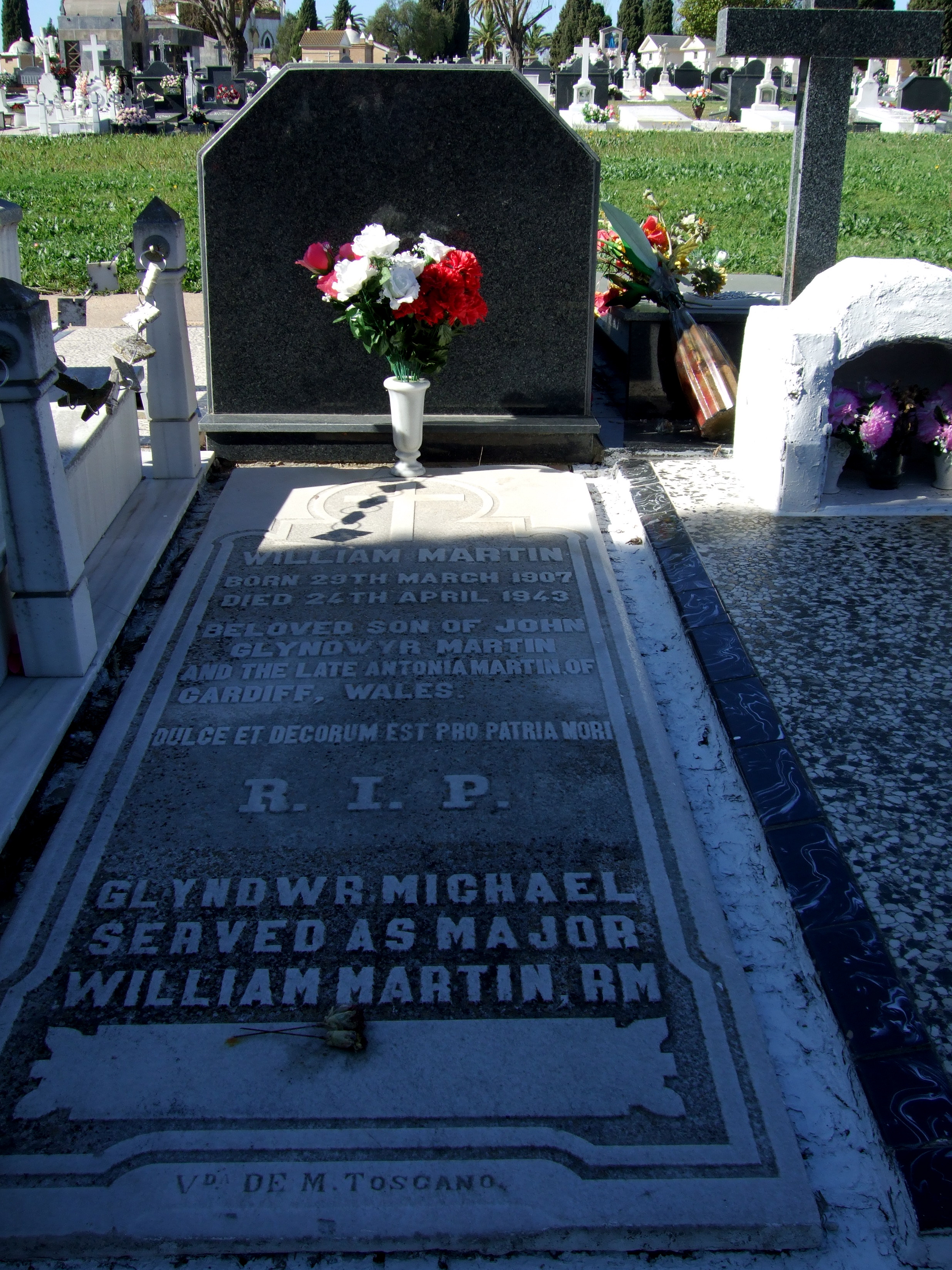 La tumba de William Martin en el cementerio de Huelva: siempre hay flores frescas