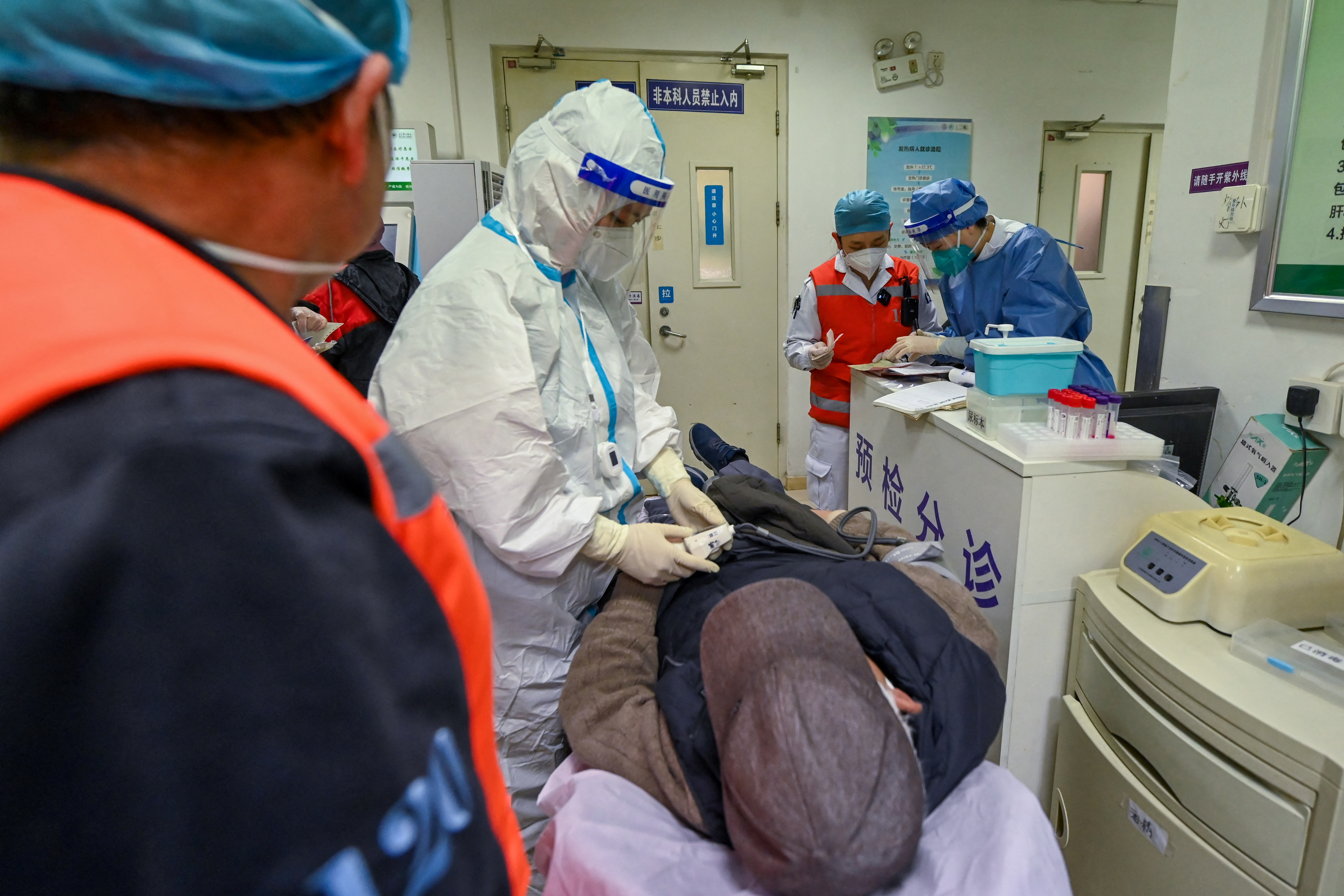Un medico del Chaoyang Emergency Rescue Center spiega le condizioni del paziente al personale ospedaliero quando arriva in ambulanza, in mezzo all'epidemia di coronavirus (COVID-19) a Pechino, Cina, 29 dicembre 2022. cnsphoto via REUTERS 