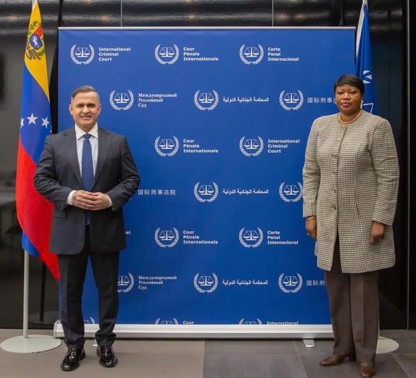 Tarek William Saab, fiscal general de Venezuela, y Fatou Bensouda, fiscal jefe de la CPI, en su encuentro en La Haya (Europa Press)
