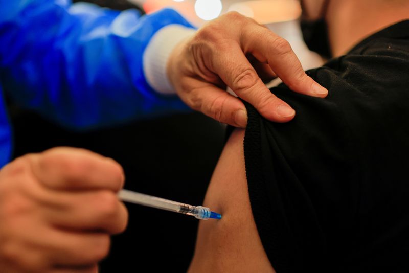 Los especialistas recomendaron la vacunación pera evitar contagiarse el COVID-19 y sufrir sus secuelas (REUTERS/Thaier Al-Sudani)