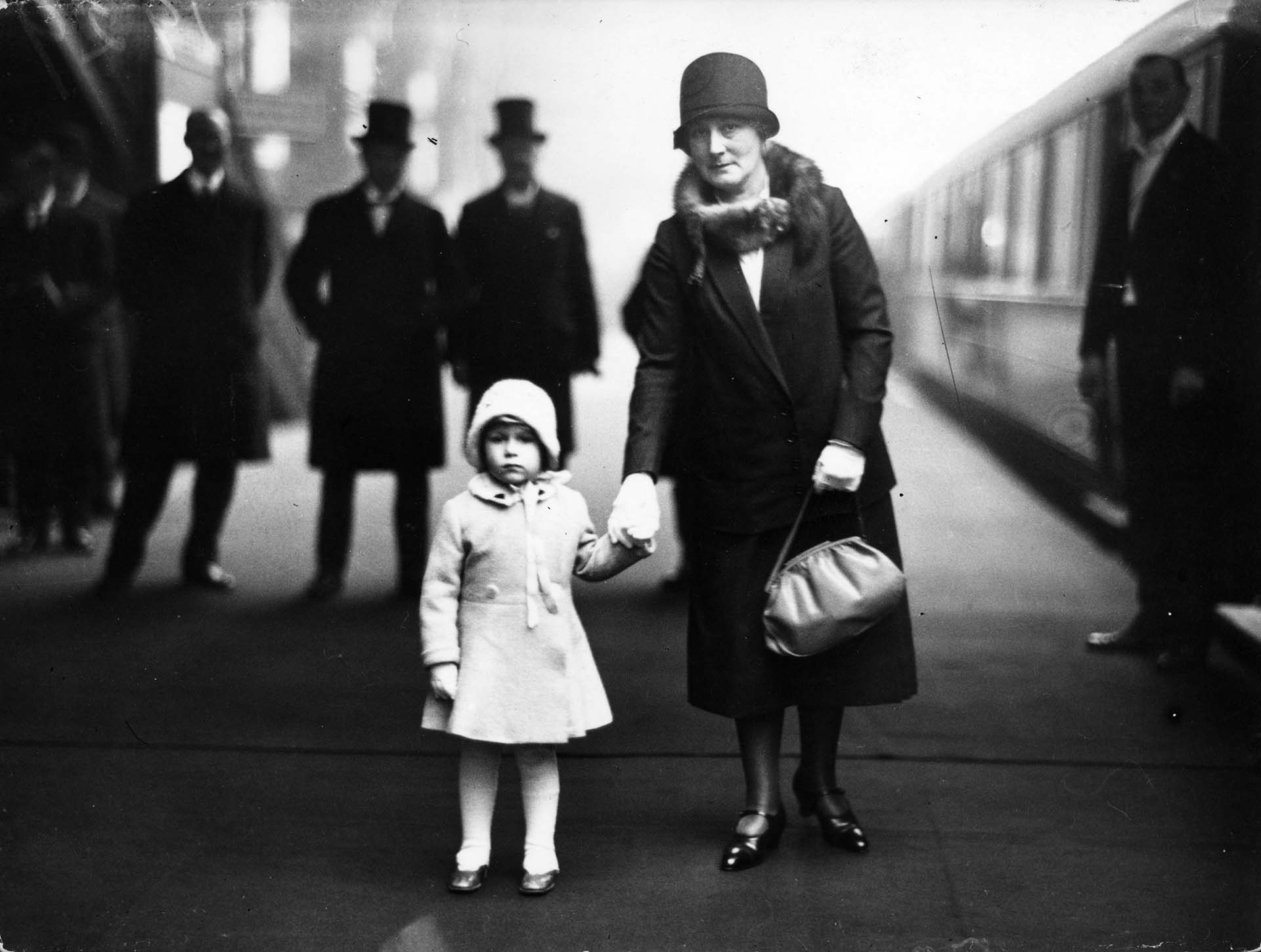 Una fotografía de Isabel el 21 de diciembre de 1929 en la plataforma de la estación King's Cross, a punto de partir con su familia en tren para pasar la Navidad en Sandringham, uno de sus refugios favoritos 