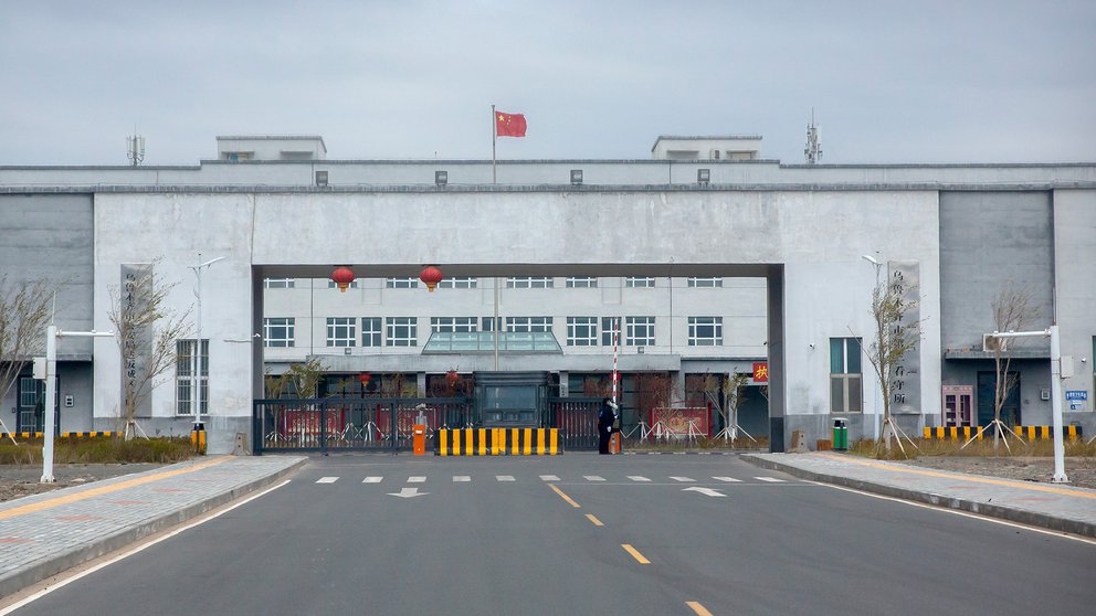 Vista del ingreso principal al Centro de Detención Nro. 3 de Urumqi, en Dabancheng (Region de Xinjiang) (Foto: AP)