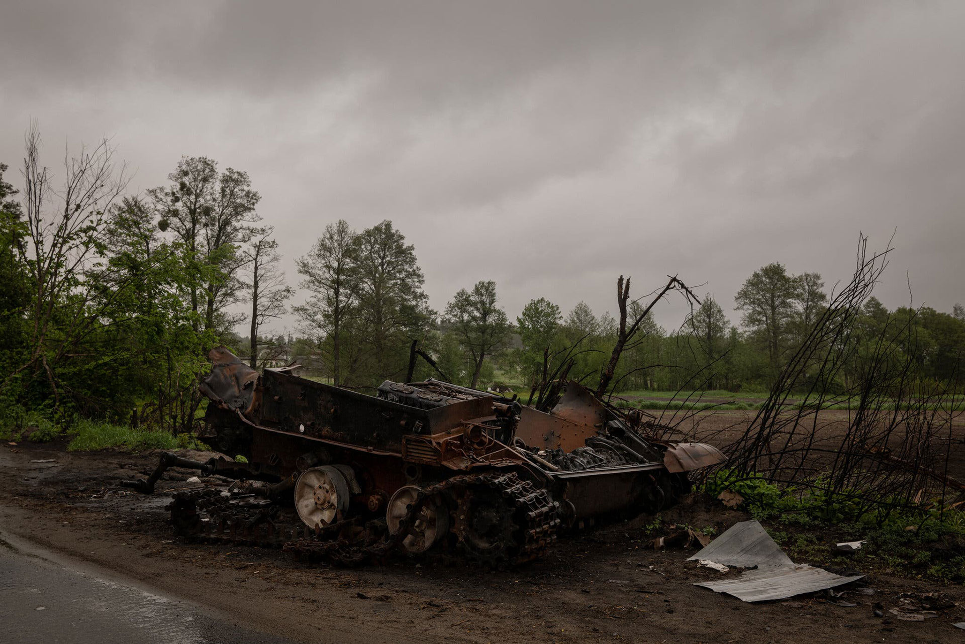 Un vehículo militar destruido en la carretera que conduce a un pequeño pueblo cerca de Borodianka, Ucrania (Nicole Tung para The New York Times)