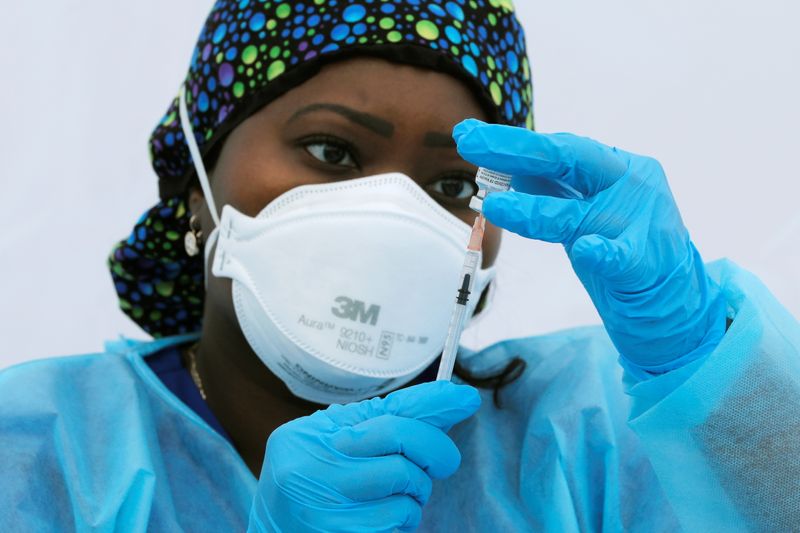 Imagen de archivo de una enfermera preparando una jeringa con una dosis de la vacuna Pfizer-BioNTech contra el COVID-19 (Foto: REUTERS)