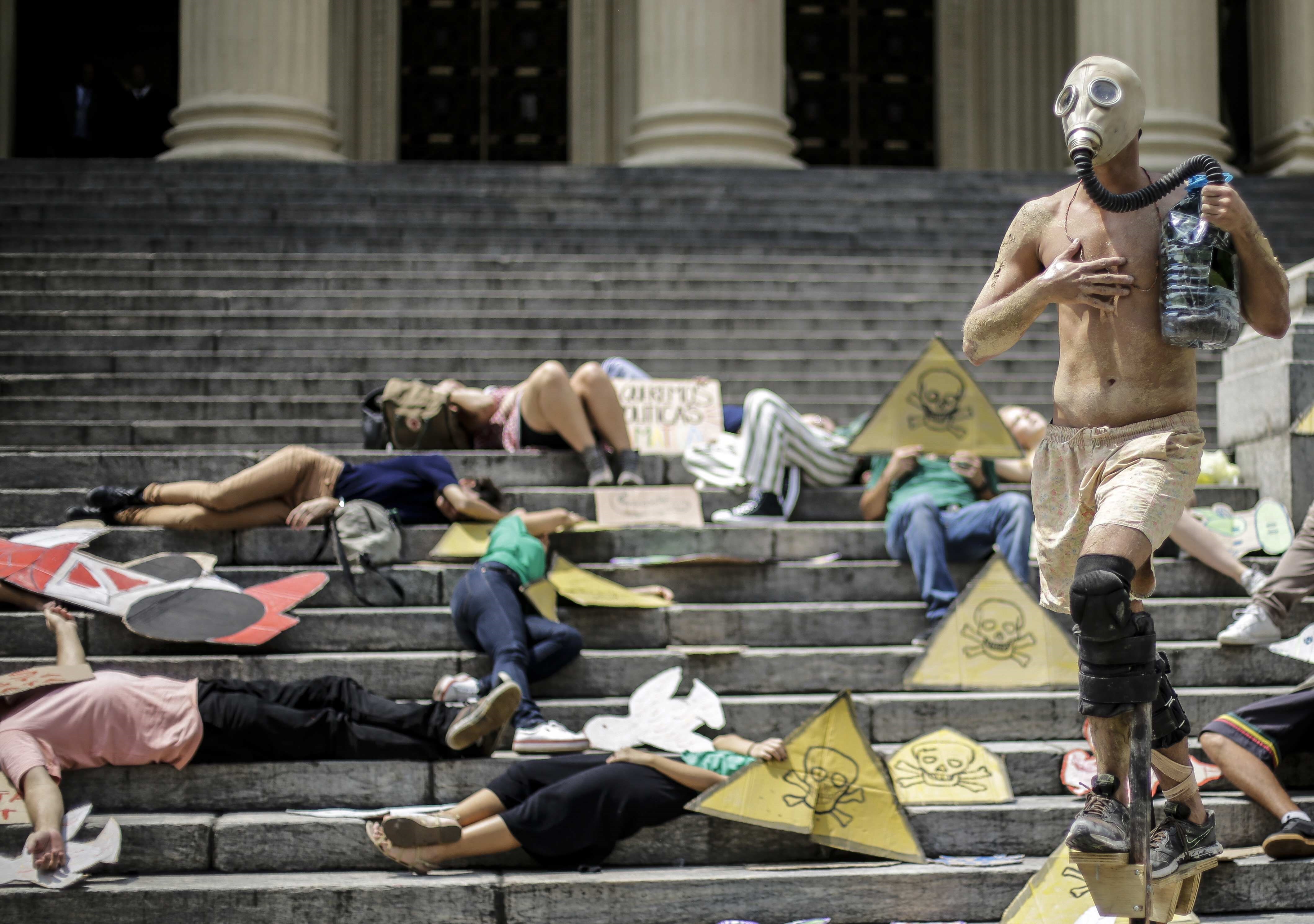 Activistas ambientales en una protesta contra la crisis climática en las calles de Río de Janeiro (EFE)
