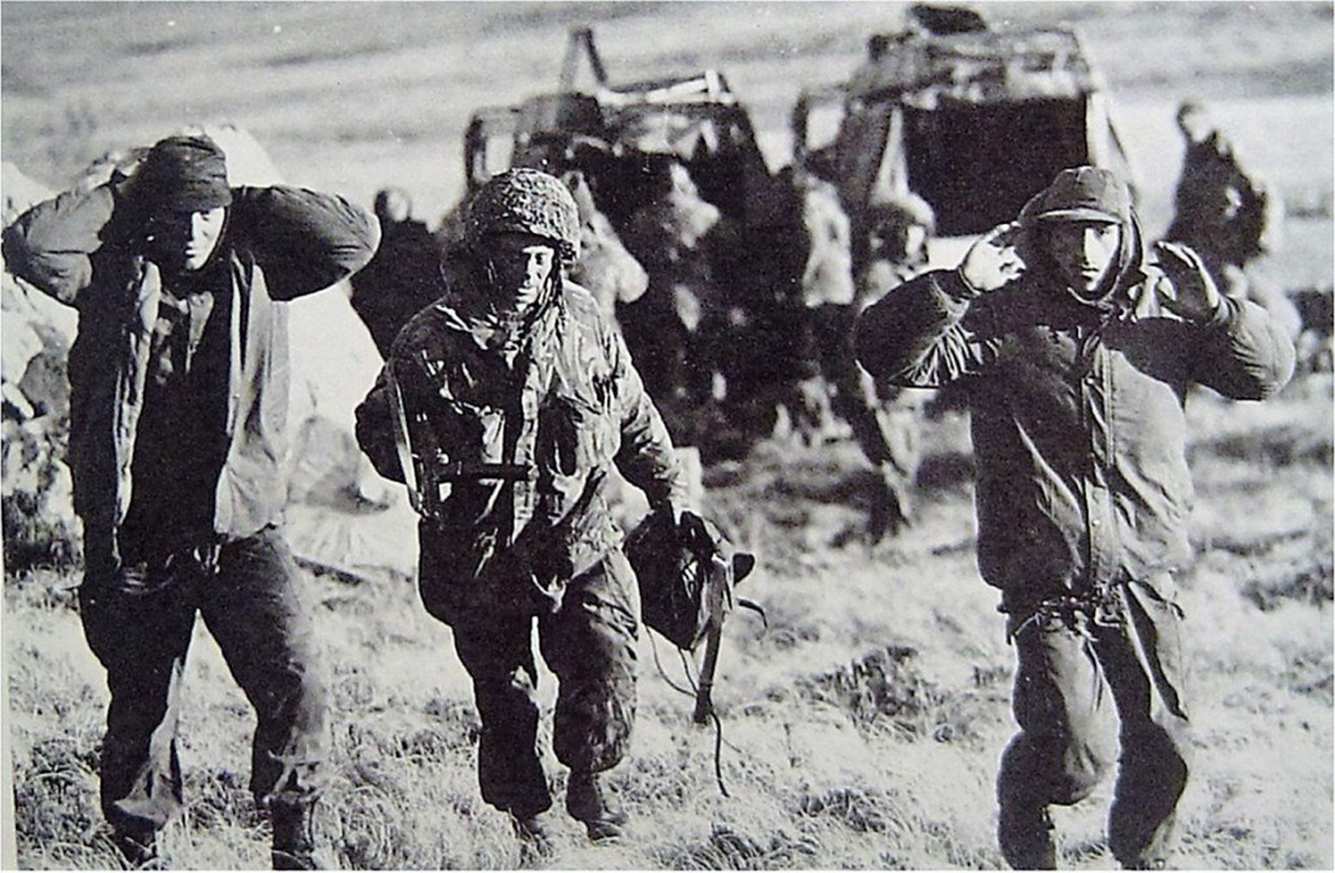 Un inglés custodia a dos soldados argentinos después de la rendición