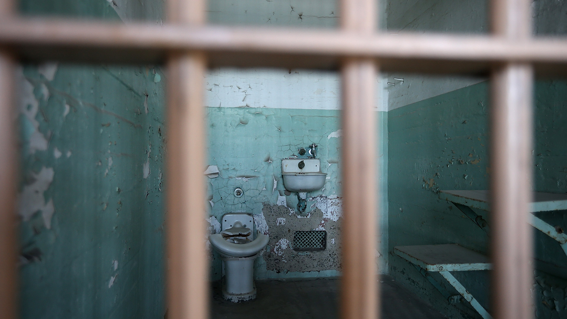 Una de las austeras celdas por dentro. Los detenidos no tenían beneficios ni comodidades (Justin Sullivan/Getty Images)