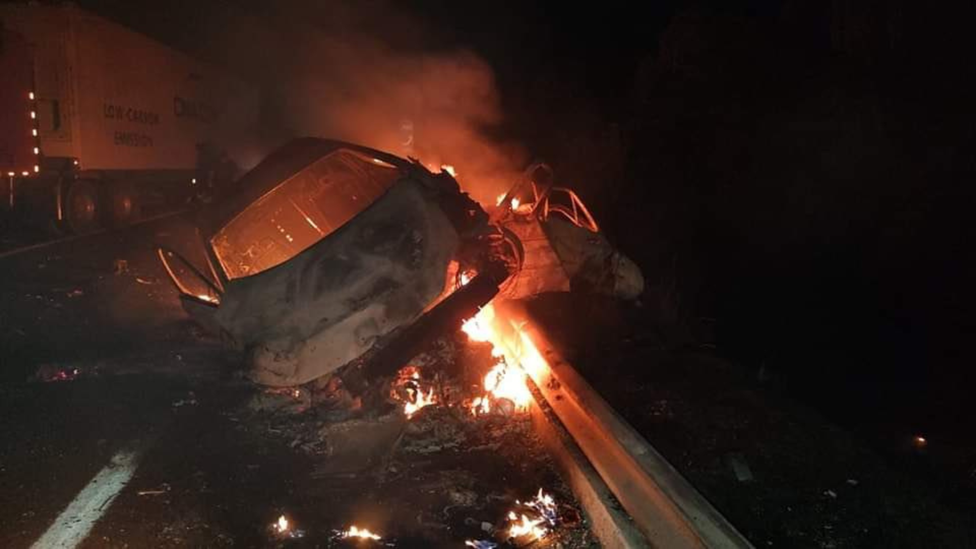 Trágica carambola entre un tráiler y cuatro autos dejó cuatro personas sin vida en la autopista Siglo XXI  
