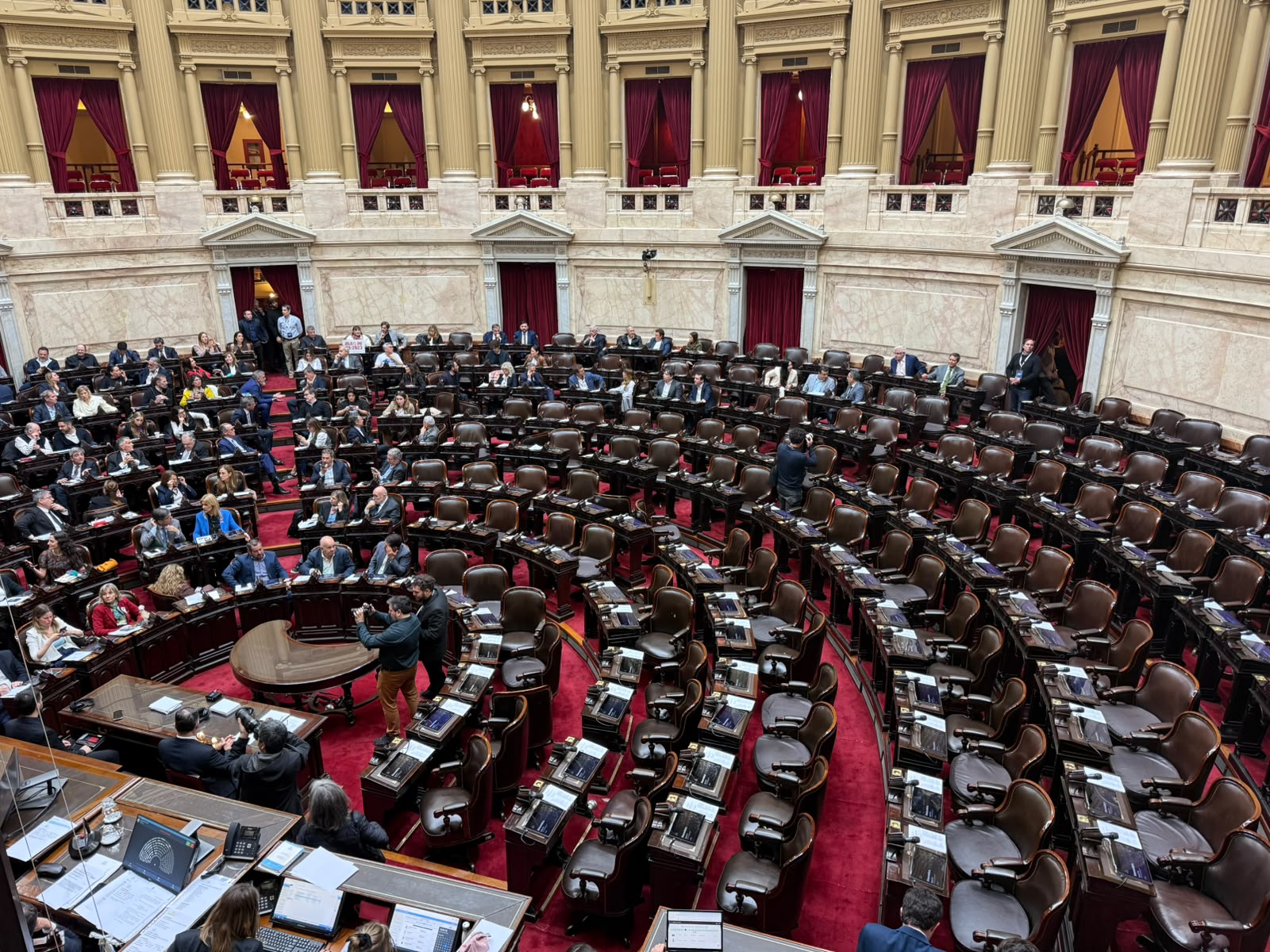 La oposición no llegó al quórum para derogar el DNU 70: los gobernadores aliados aportaron un puñado de ausencias clave