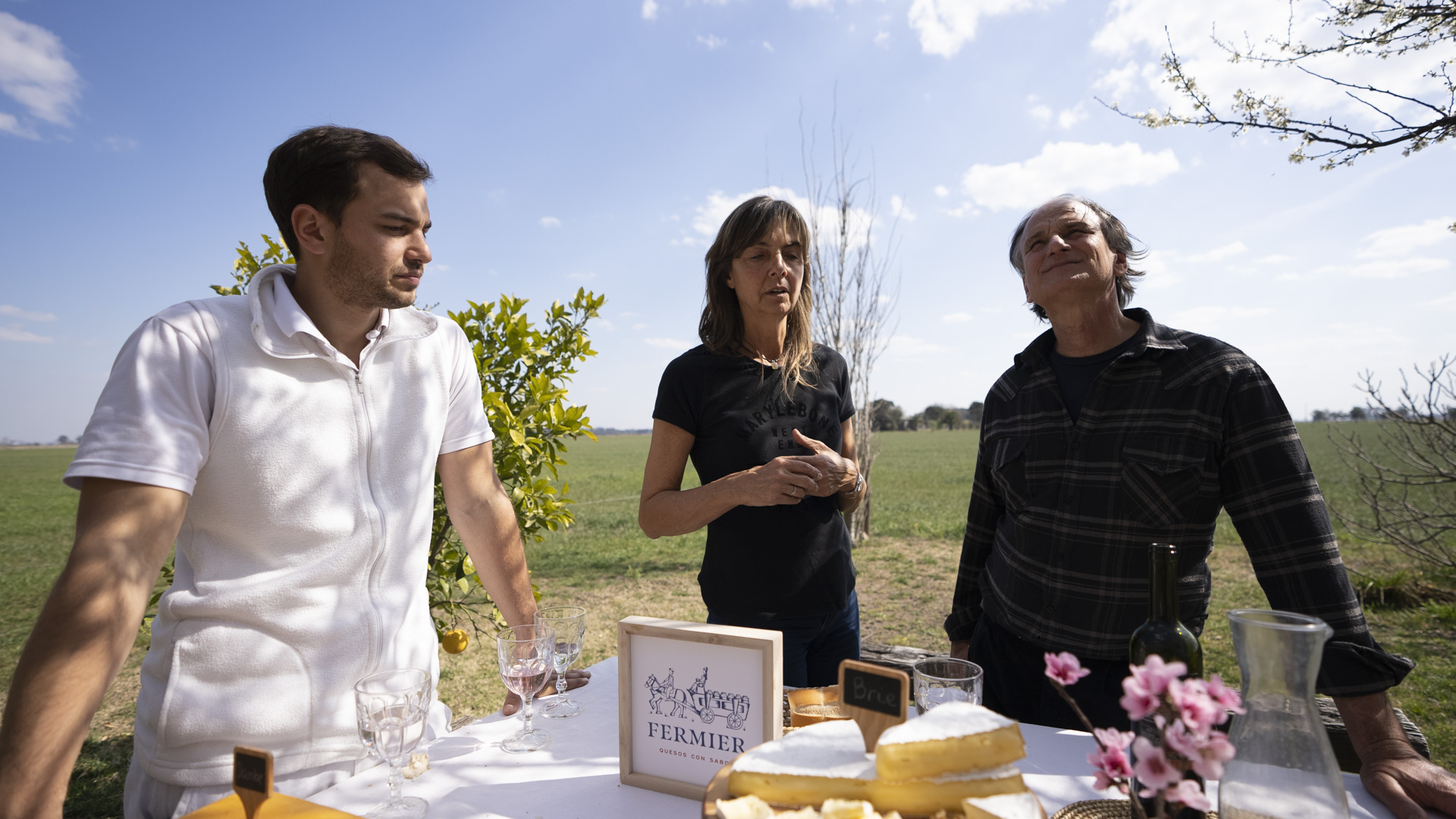 Felipe, Paula y Daniel contemplan la fábrica e imaginan el próximo objetivo