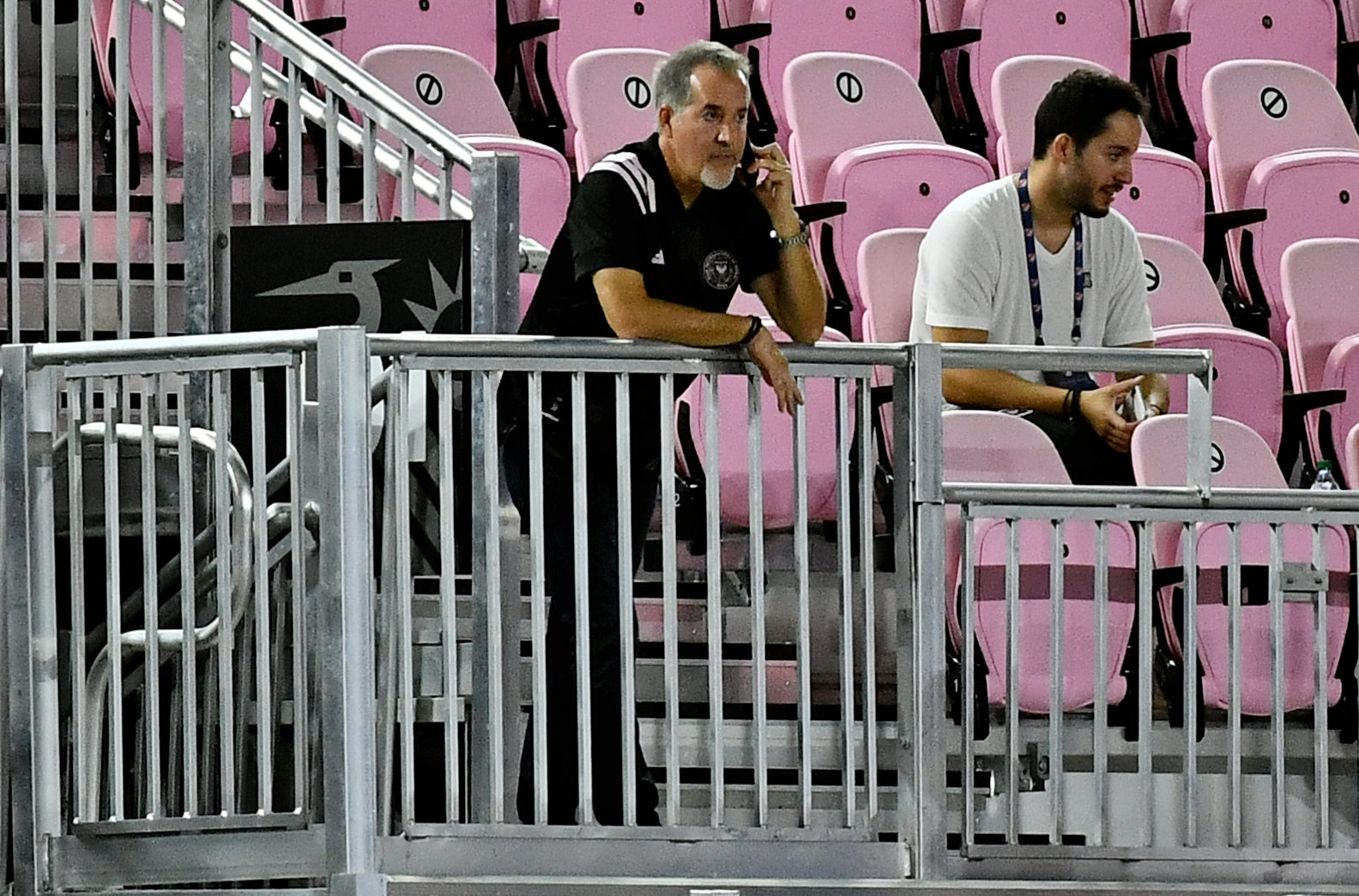 Jorge Mas viendo desde la tribuna un partido del Inter Miami (Jasen Vinlove-USA TODAY Sports)